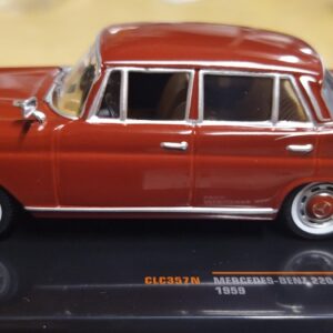 Mercedes W 111 220 SE punainen