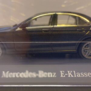 Mercedes W 213 tummanharmaa