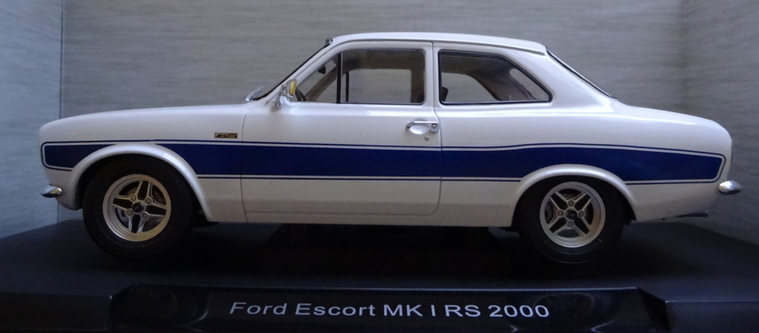Pienoismalli Ford Escort Mk I RS 2000 valk./sin.