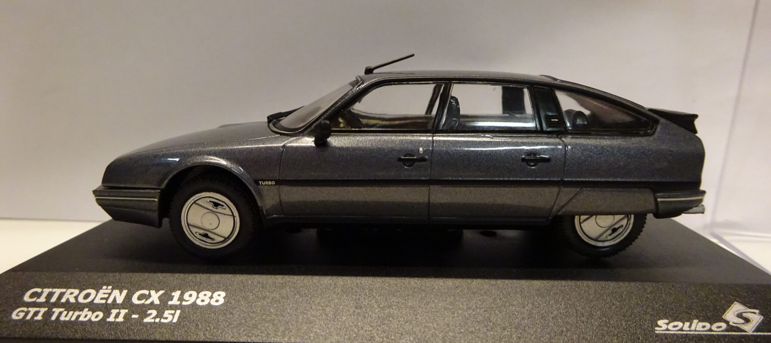 Pienoismalli Citroen CX 2400 GTI 1990