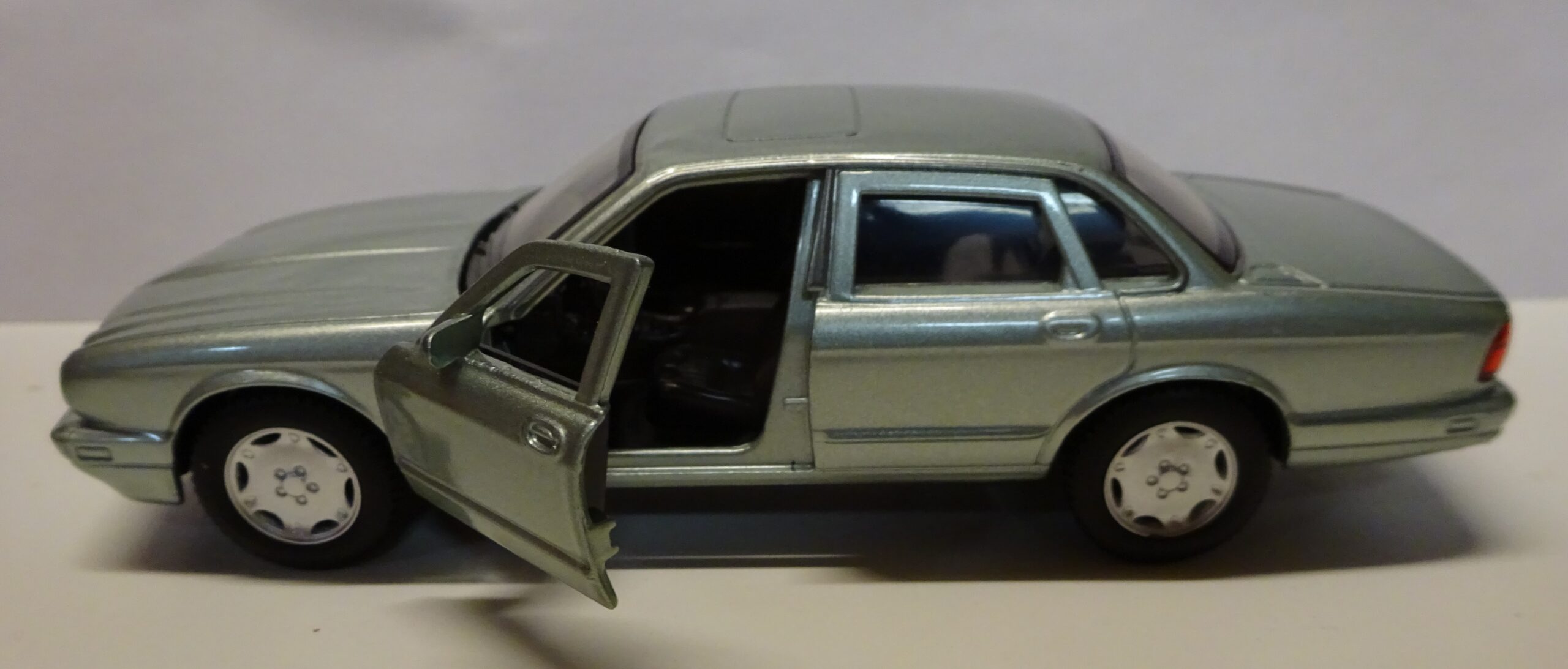 Pienoismalli Jaguar XJ6 1992