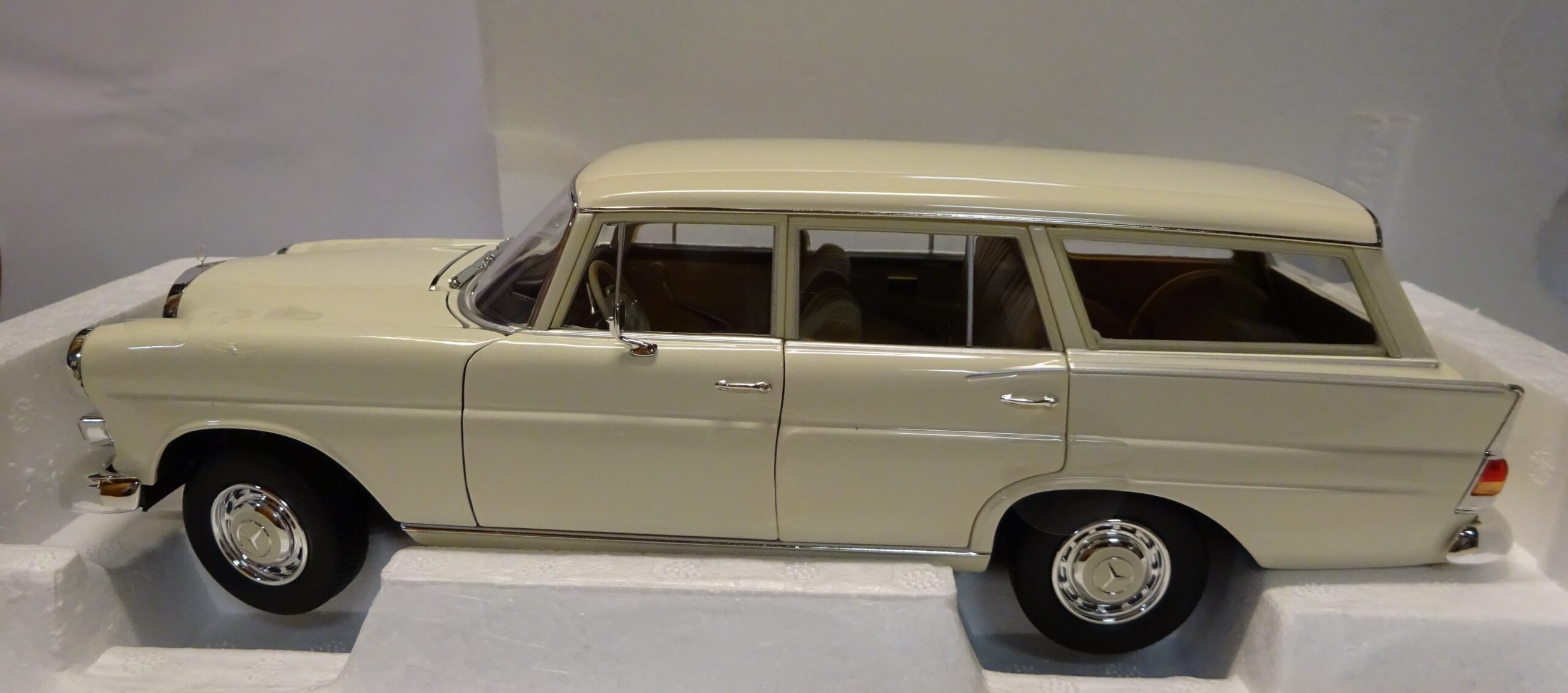 Pienoismalli Mercedes W 110 200 Universal