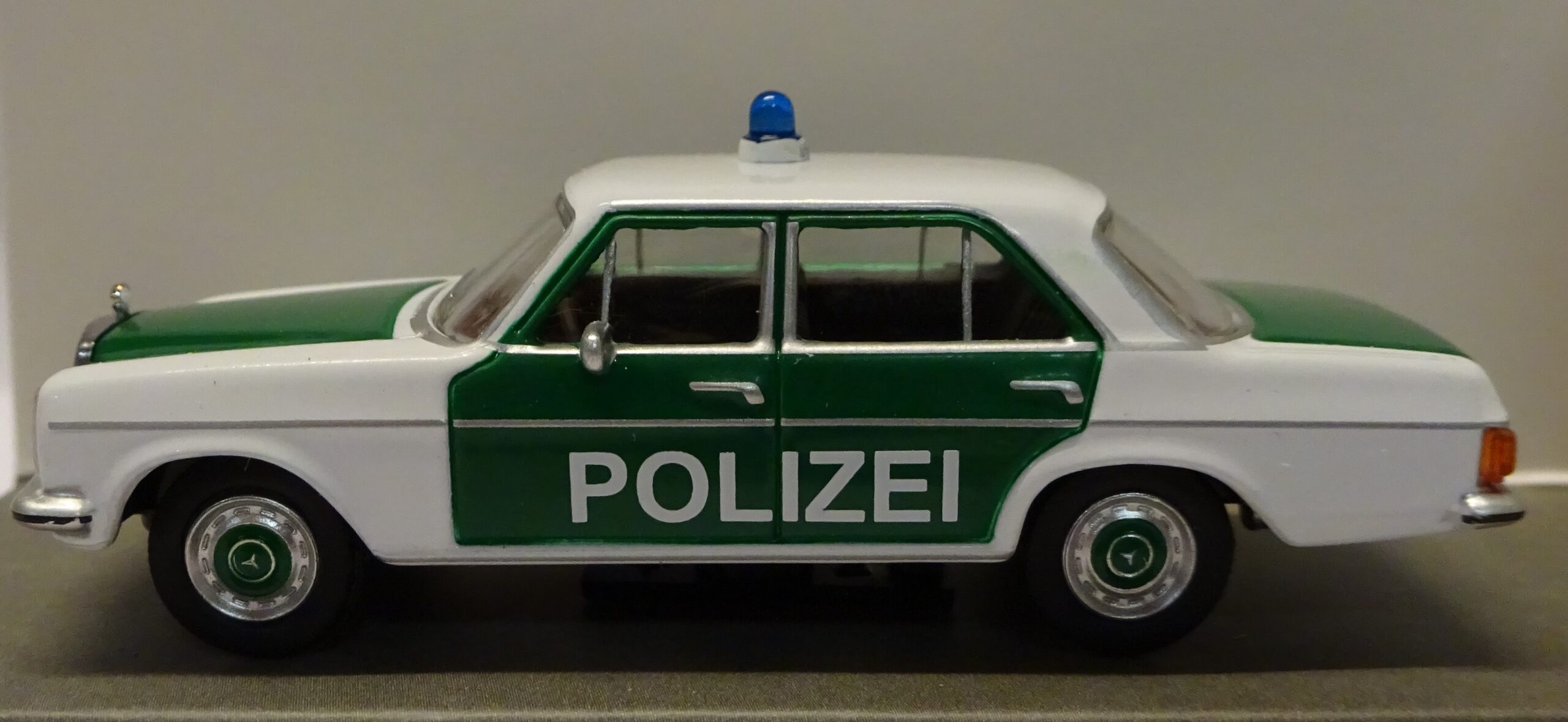 Pienoismalli Mercedes 200/8 Polizei 1972