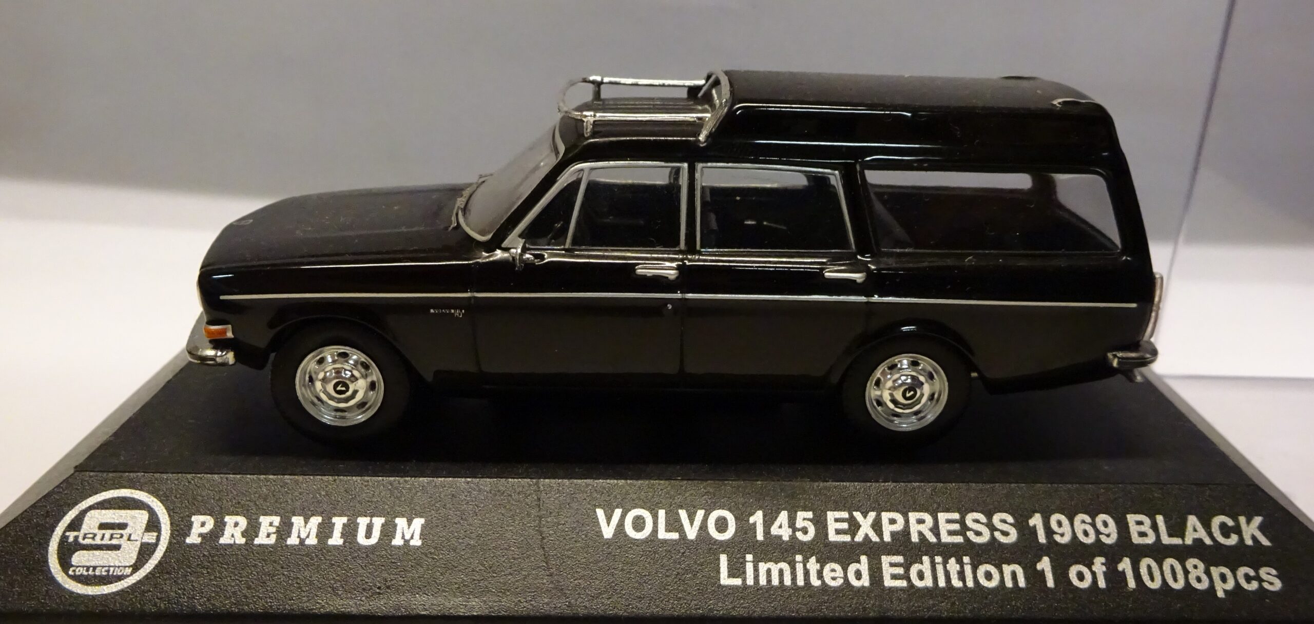 Pienoismalli 145 Express 1969 black