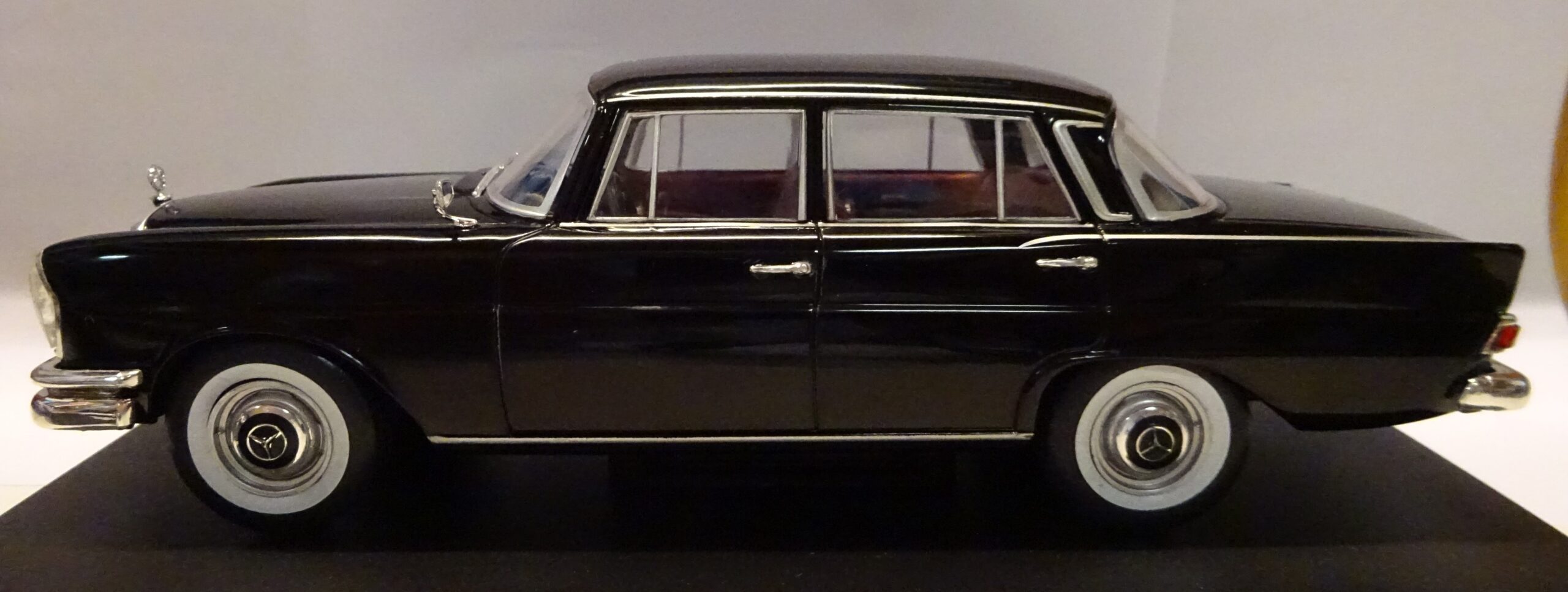 Pienoismalli Mercedes 220 W 111