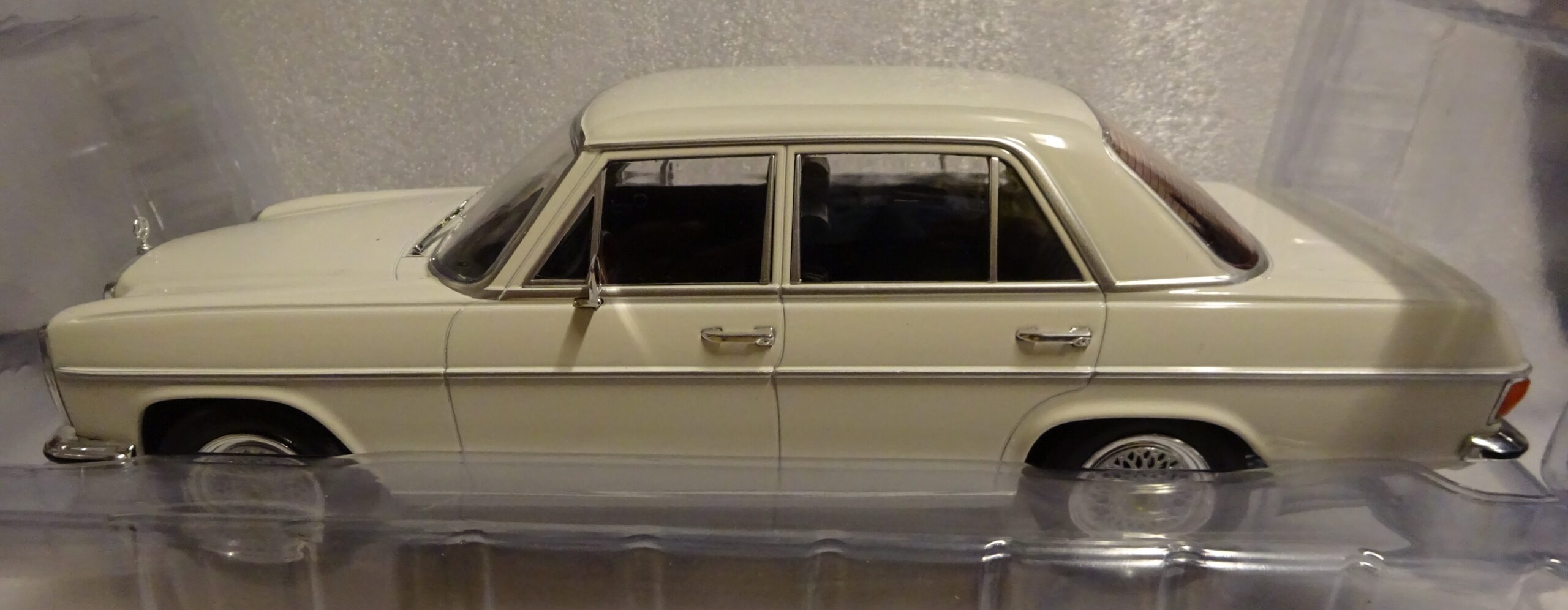 Pienoismalli Mercedes W115 200 D
