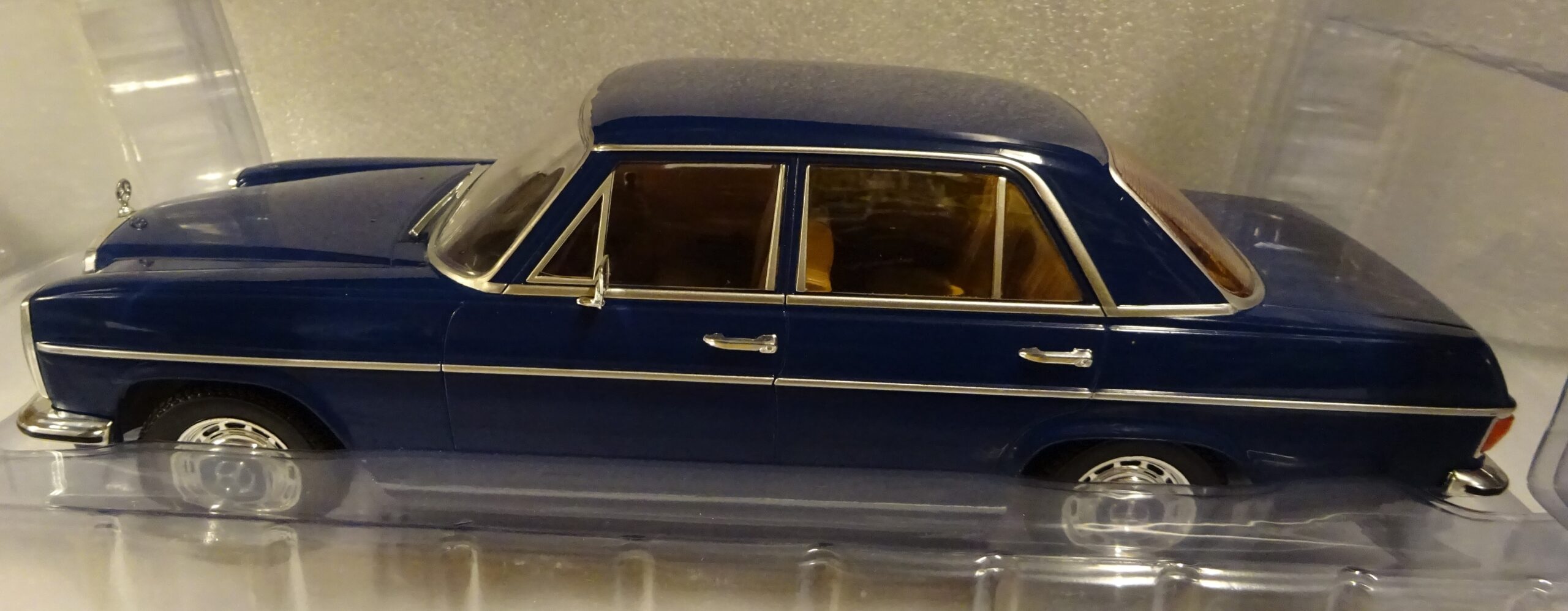 Pienoismalli W 115 220 D