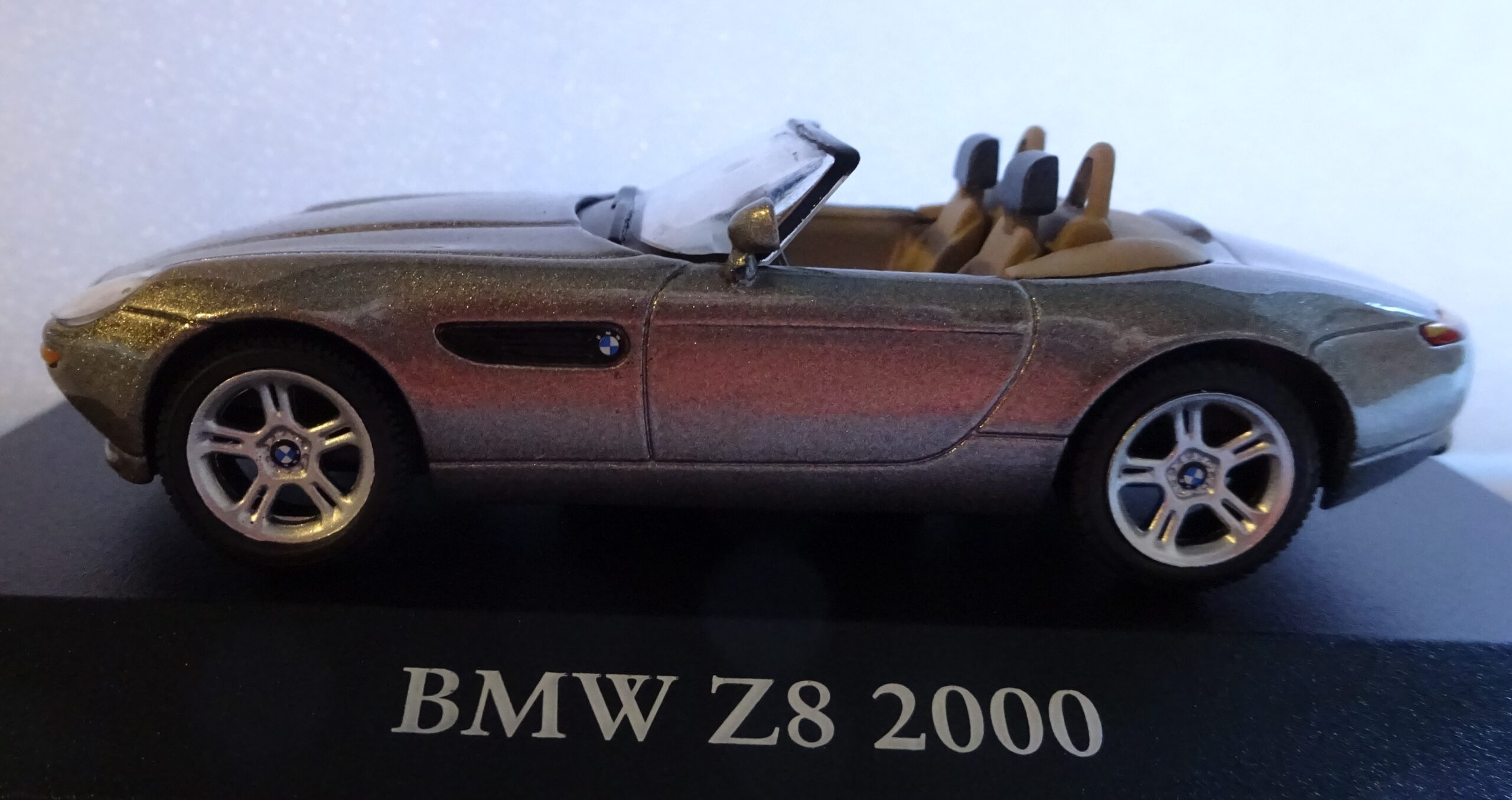 Pienoismalli BMW Z8 2000