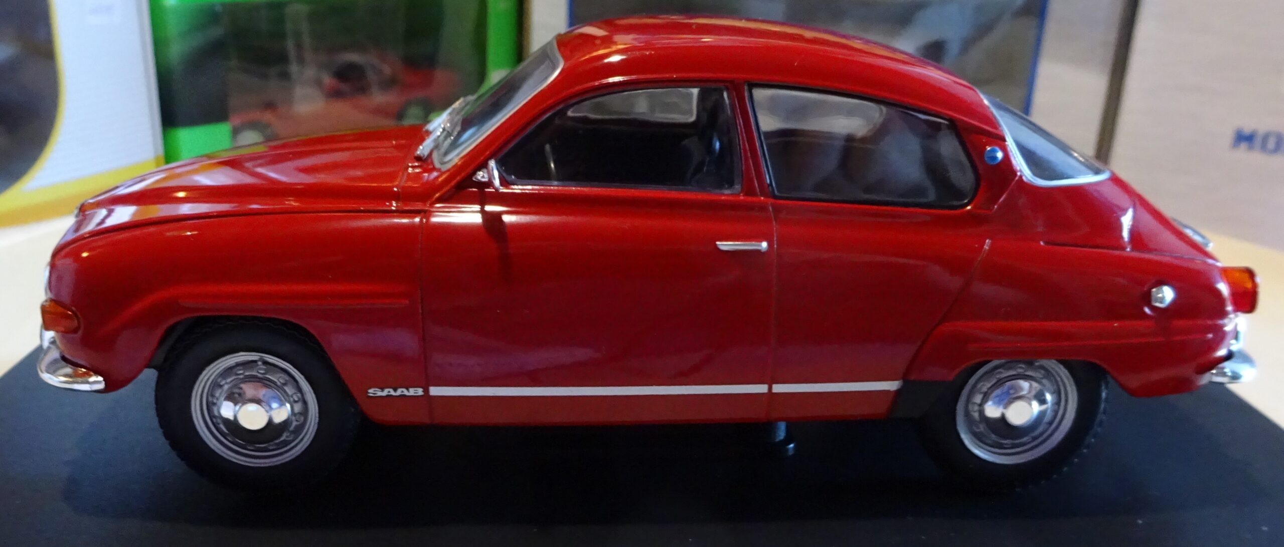 Pienoismalli Saab V4 punainen