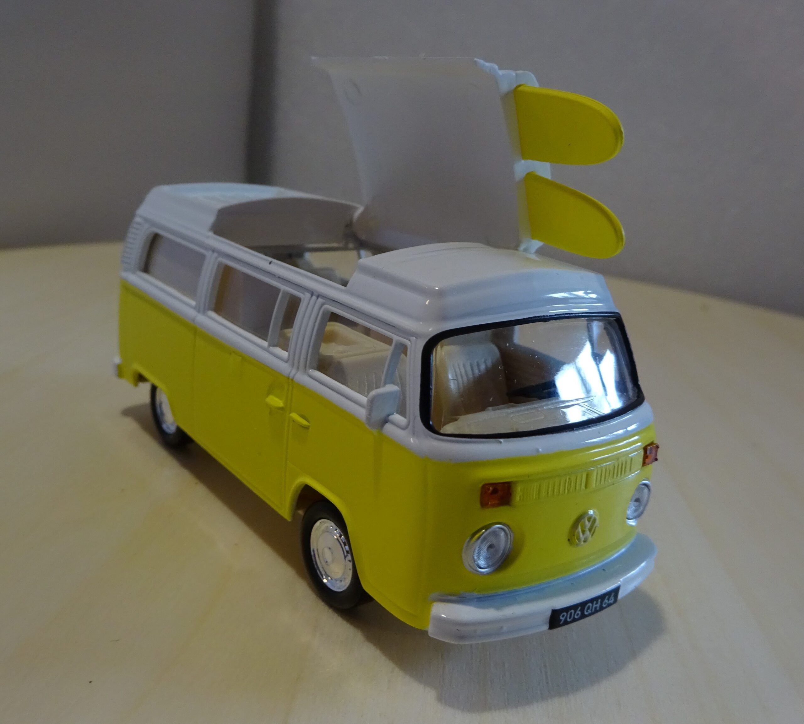 Pienoismalli VW T2b Camber keltainen