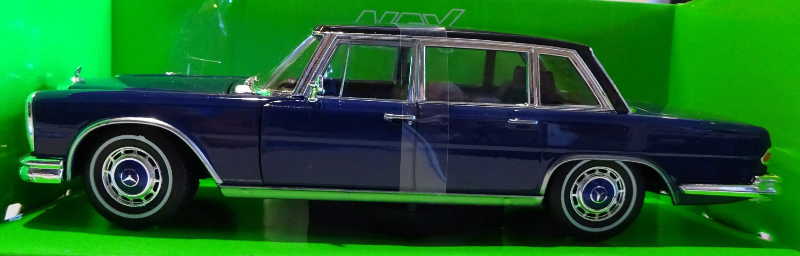 Pienoismalli Mercedes W100 600