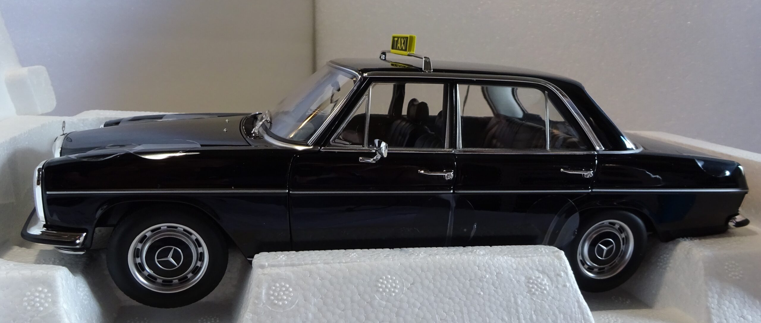 Pienoismalli Mercedes W115 Taxi 1968
