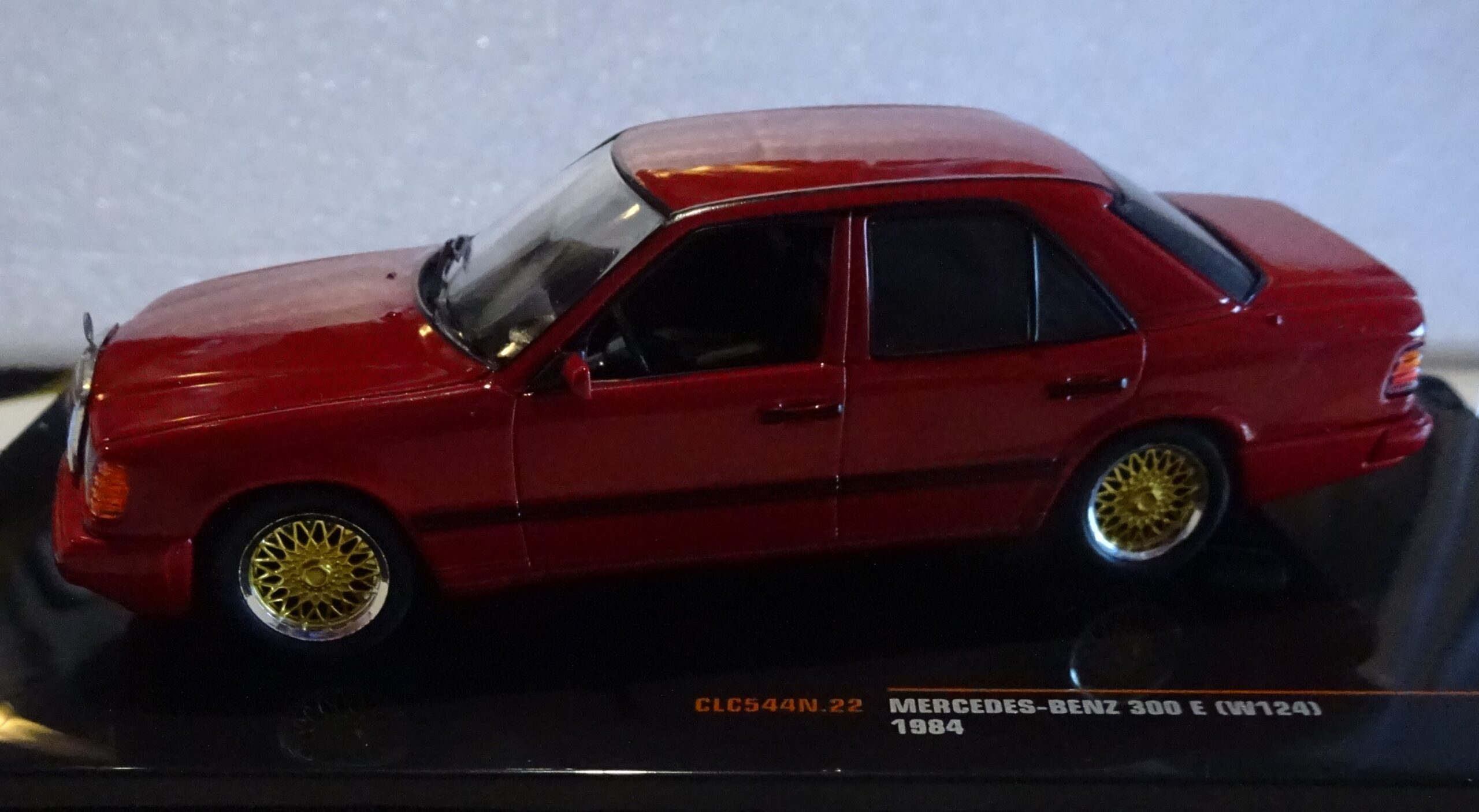 Pienoismalli Mercedes W124 1984
