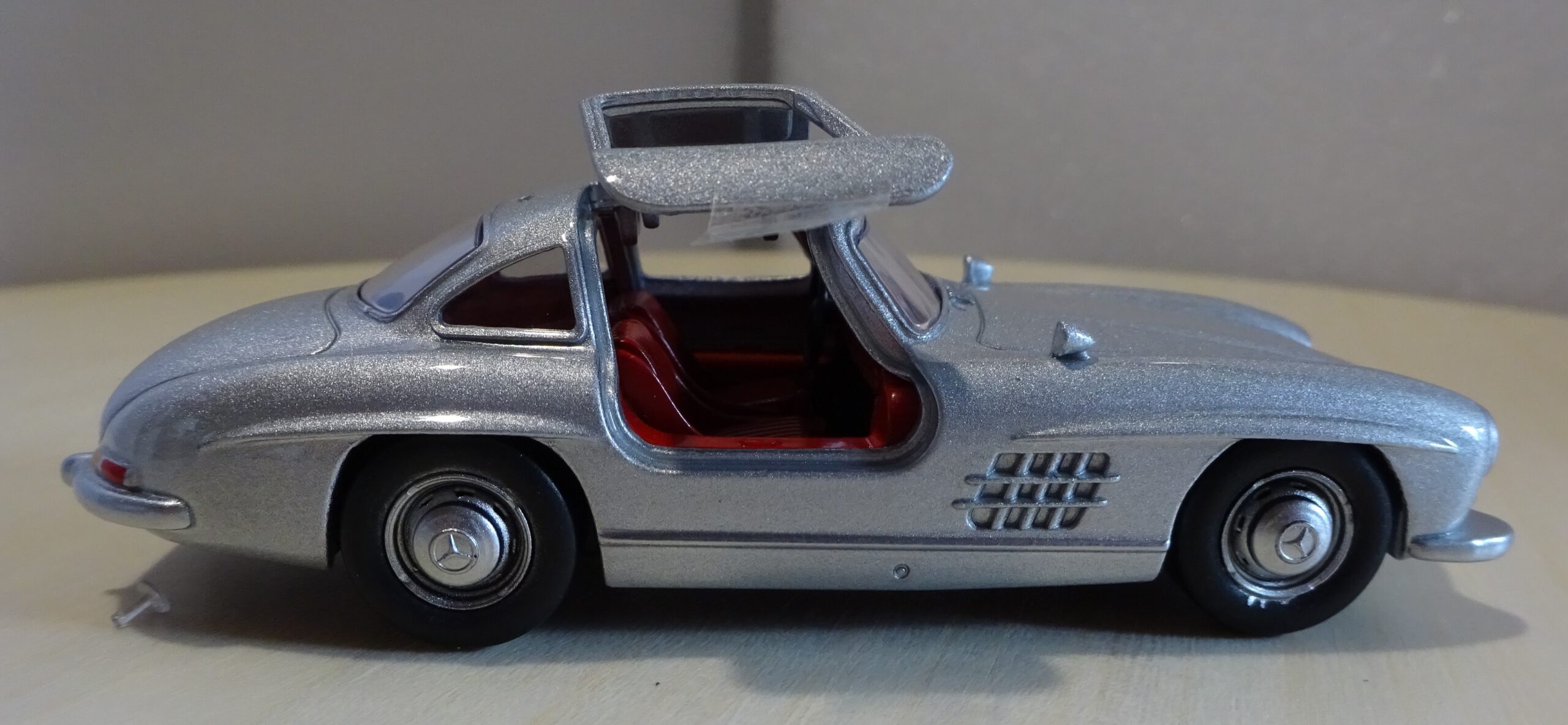 Pienoismalli Mercedes 300 SL W 198 harmaa