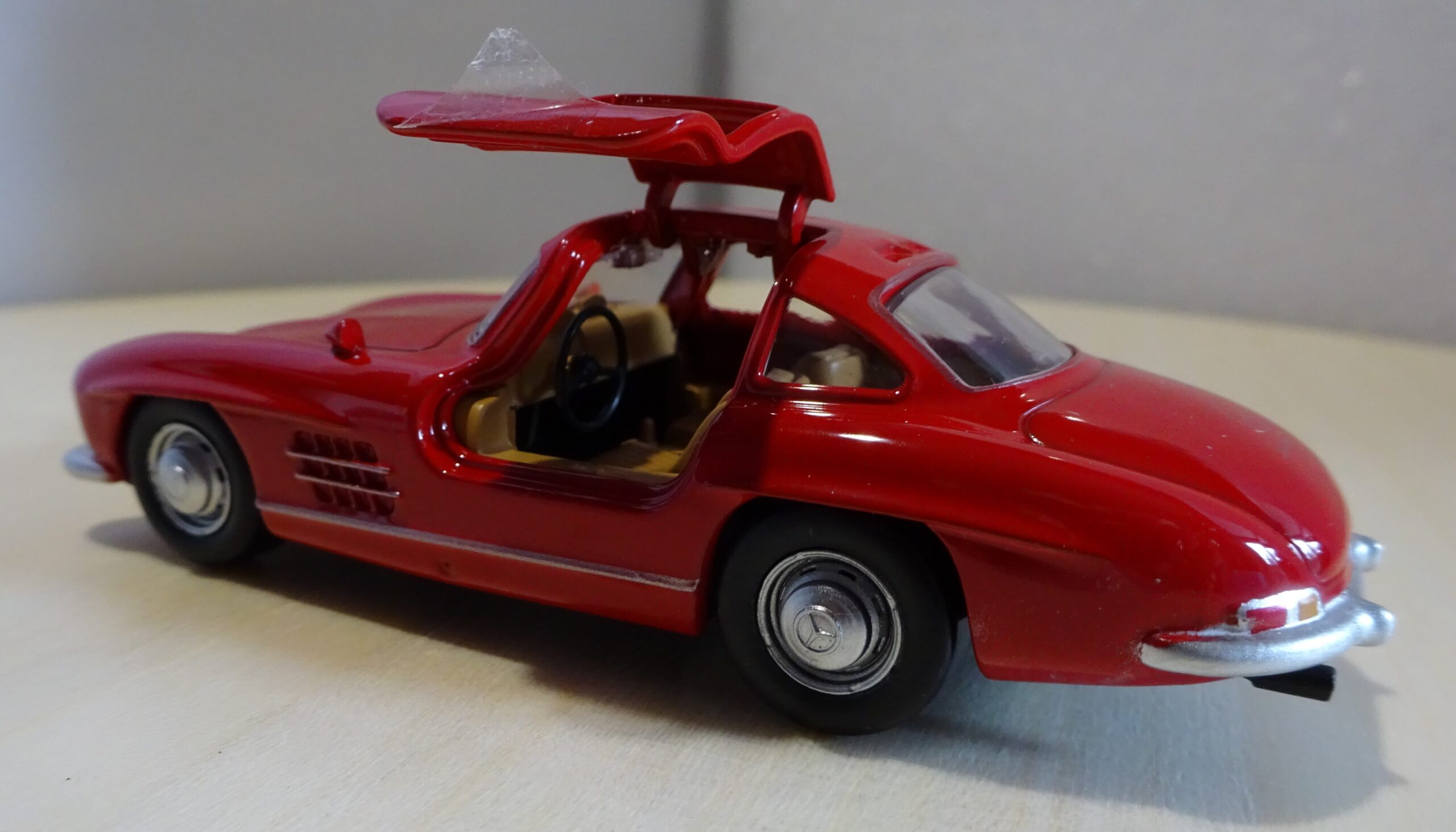 Pienoismalli Mercedes W 198 300 SL punainen