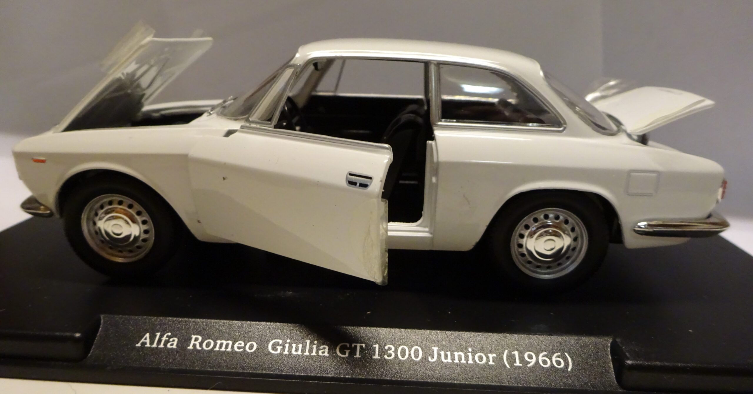 Pienoismalli Alfa Romeo Giulia GT 1300 Junior 1966