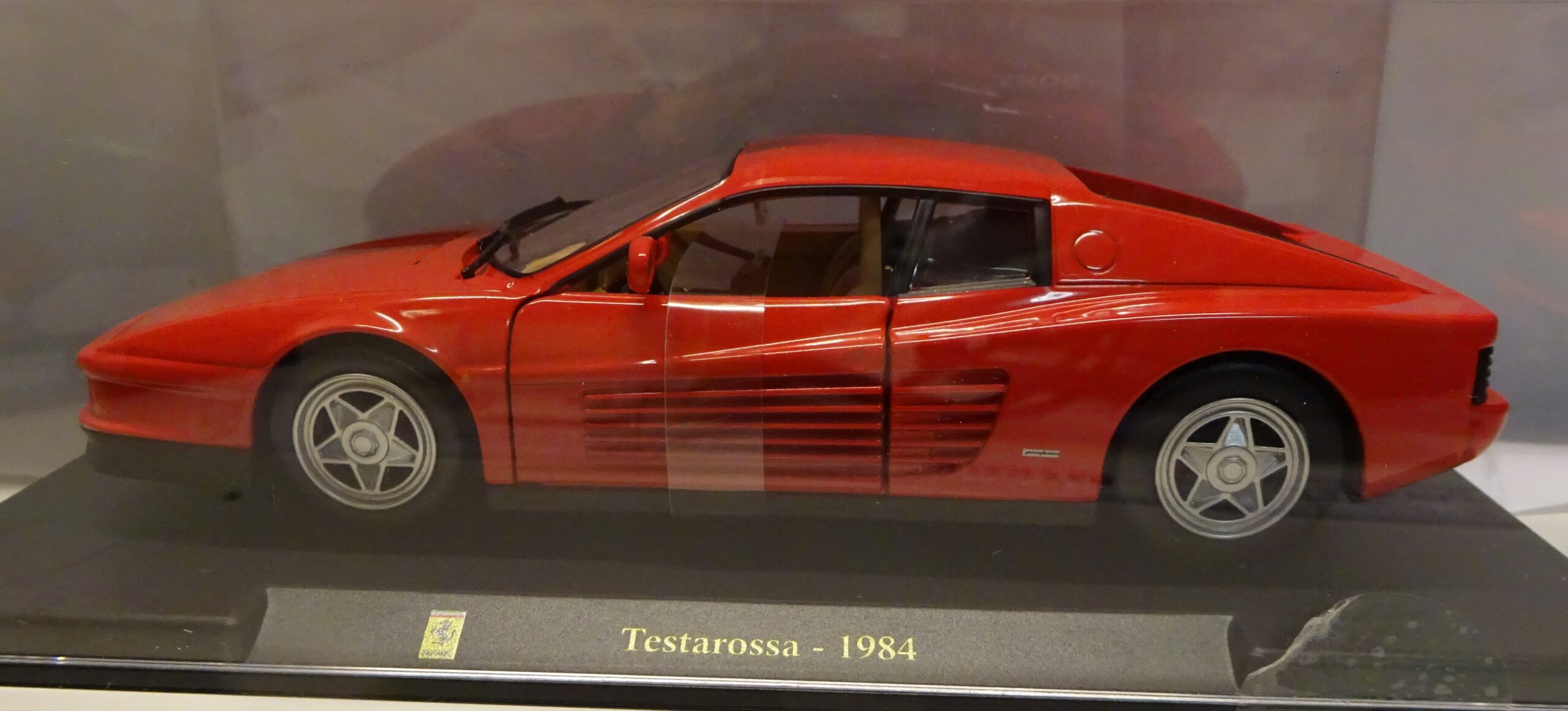 Pienoismalli Ferrari Testarossa 1984