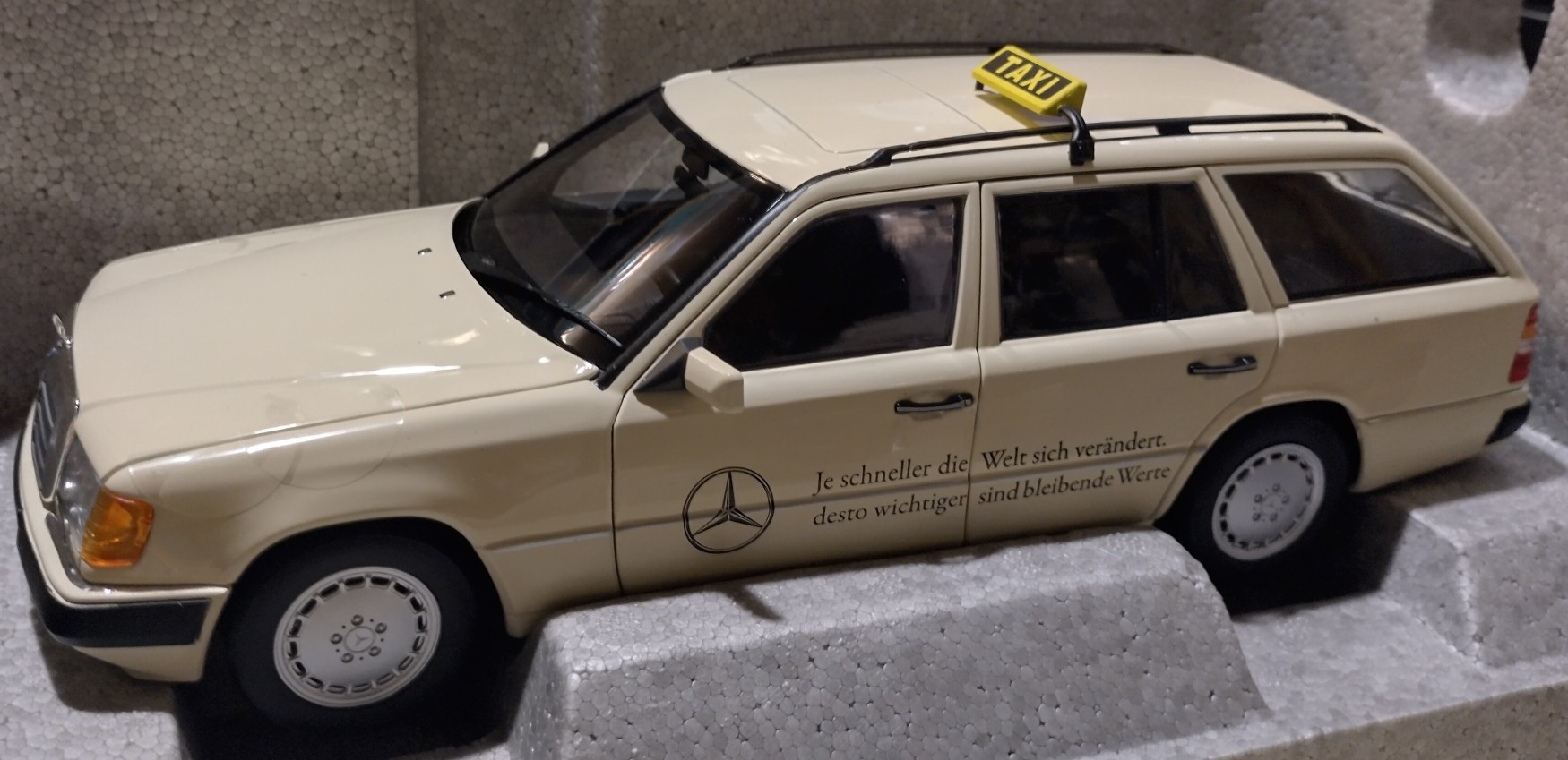 Pienoismalli Mercedes S124 Taxi