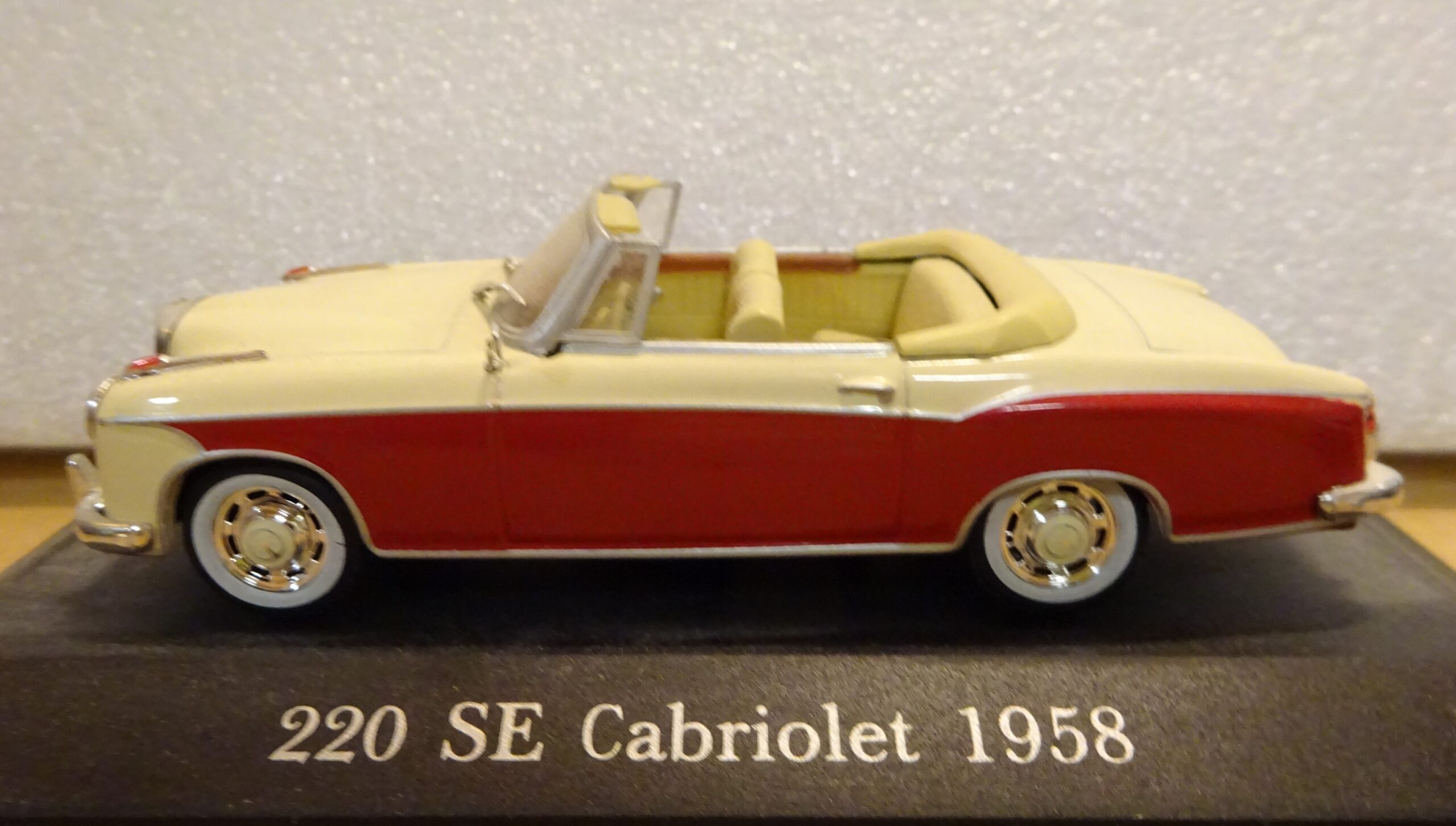 Pienoismalli Mercedes 220 SE Cabriolet