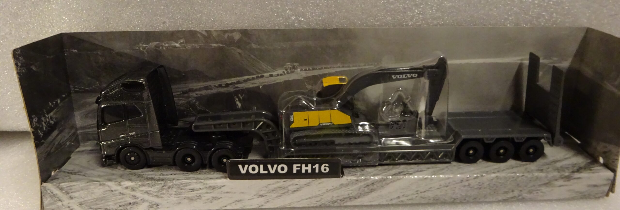 Pienoismalli Volvo FH16 + kaivinkone 1/64