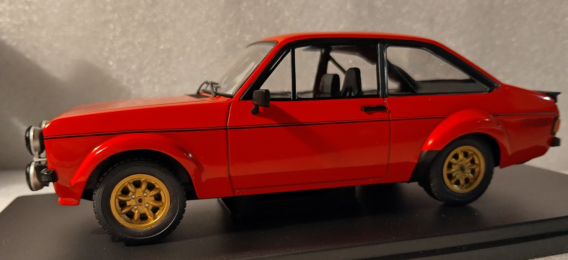 Pienoismalli Ford Escort Mk II 1/24