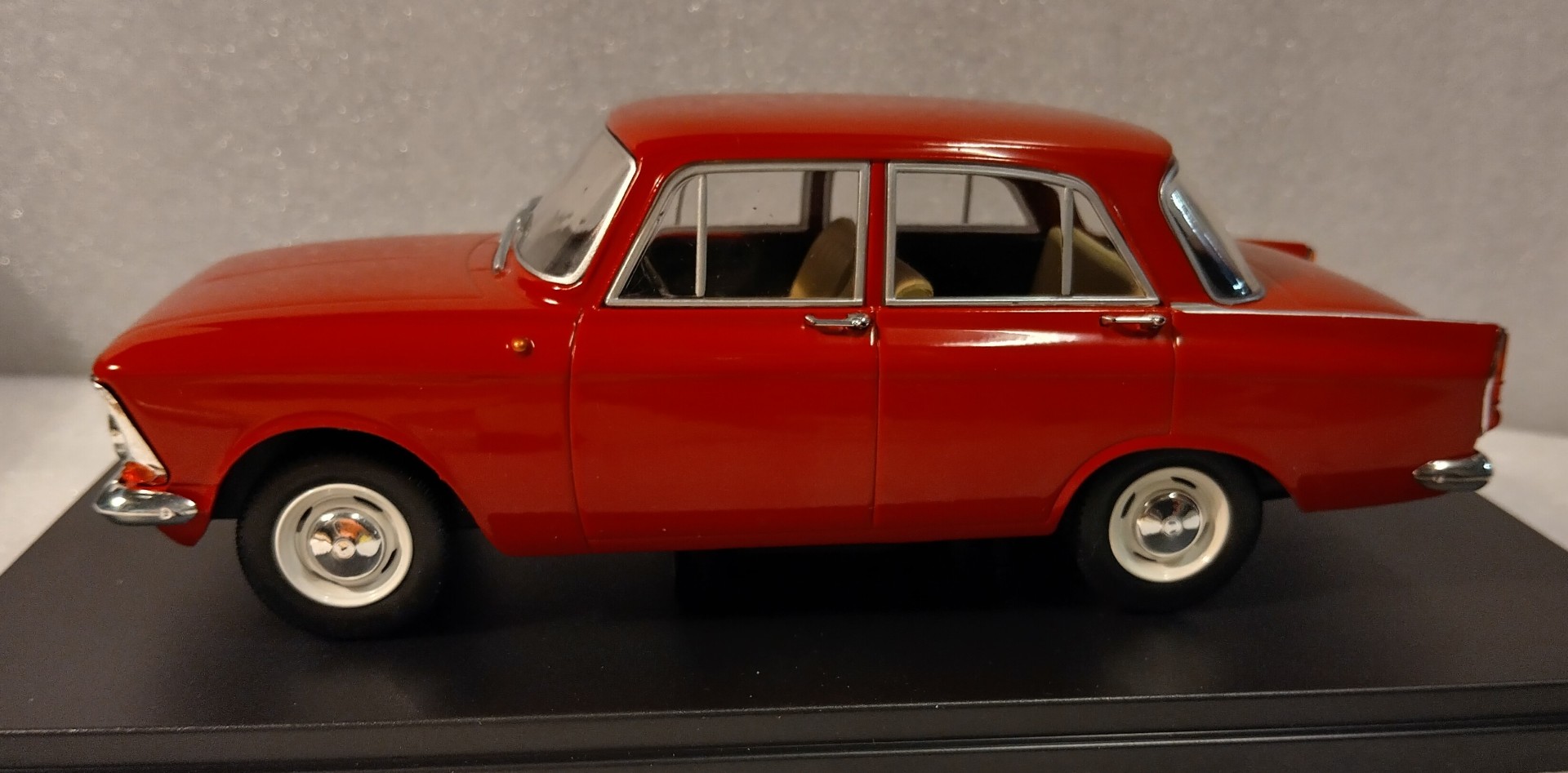 Pienoismalli Moskvitsh 408 Elite