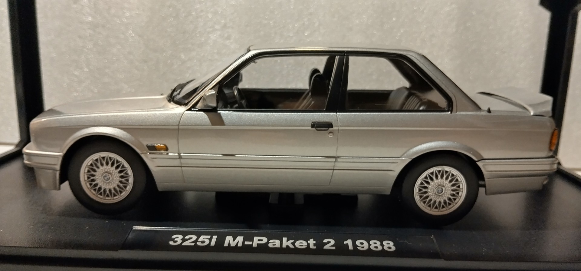 Pienoismalli BMW 325i E30 1982