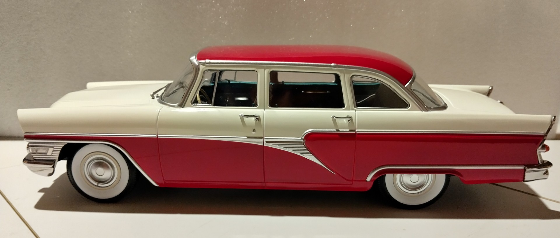 Pienoismalli Tshaika 1/18