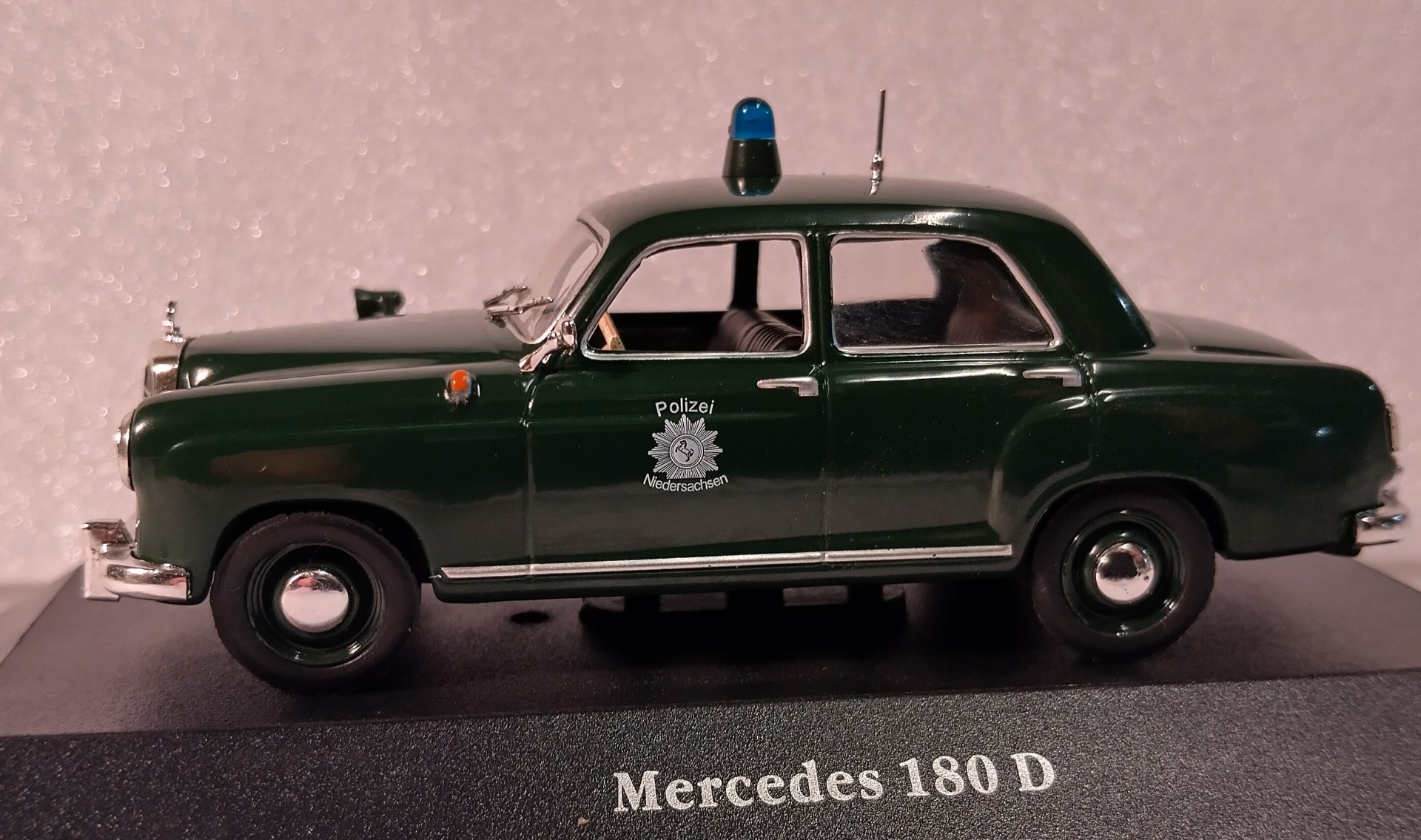 Pienoismalli Mercedes 180 D 1953 Polizei 1/43