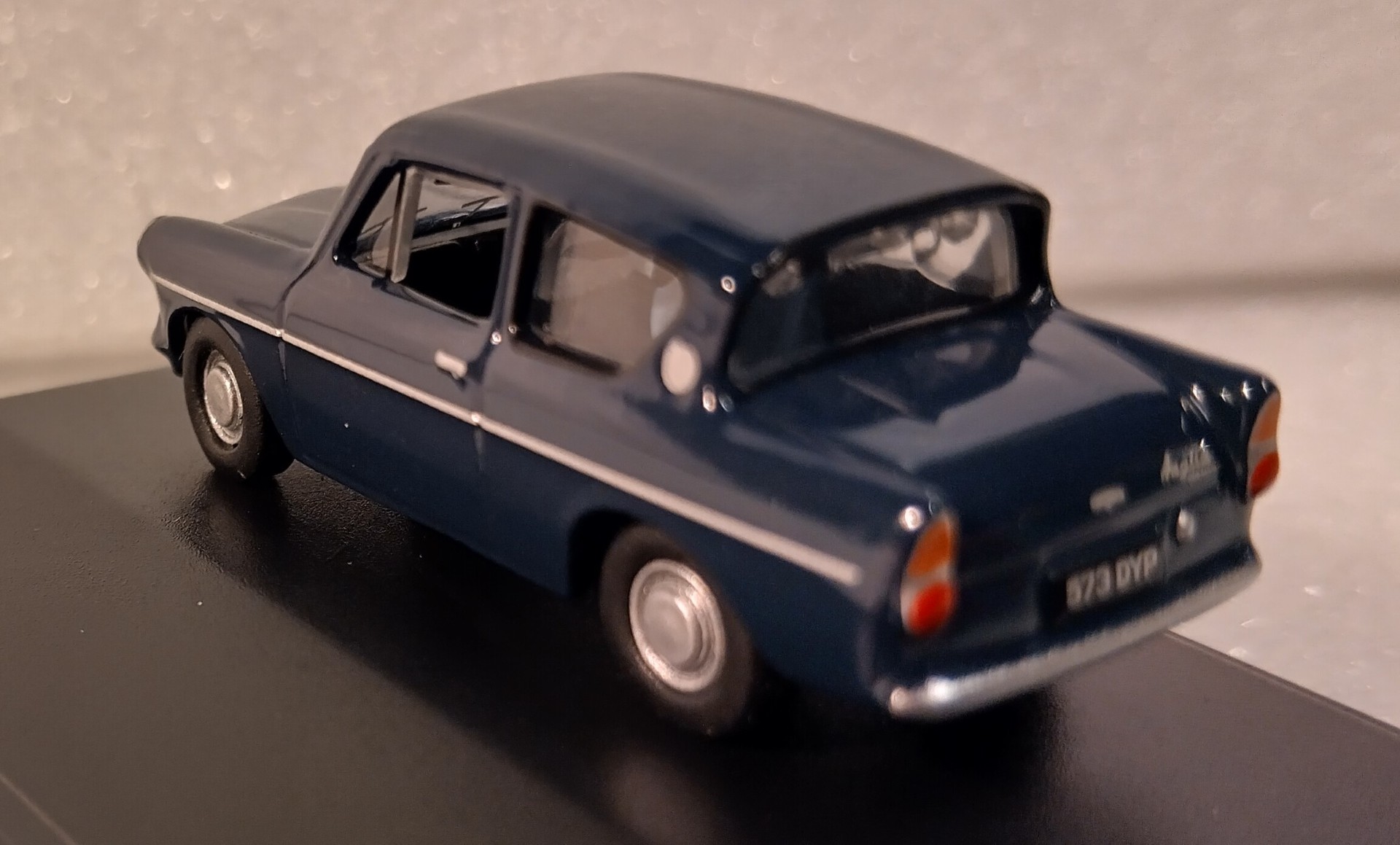 Pienoismalli Ford Anglia 1/76
