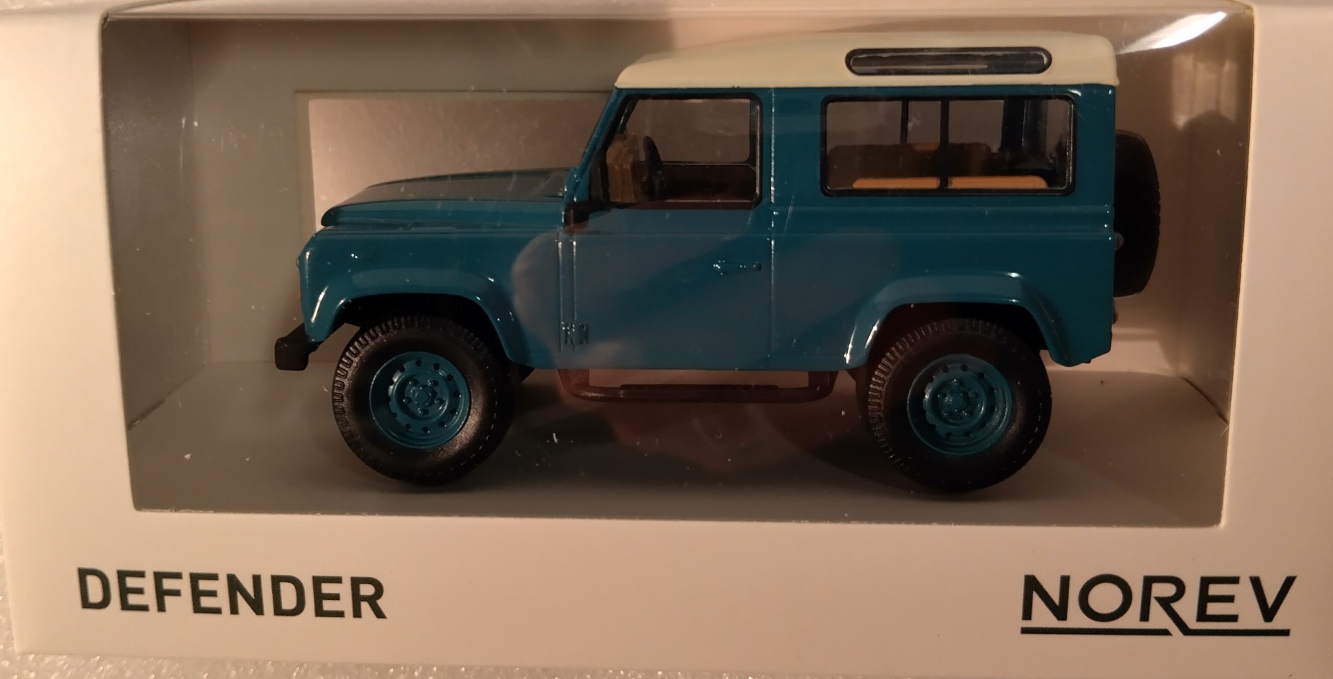 Pienoismalli Land Rover Defender 1995 1/43