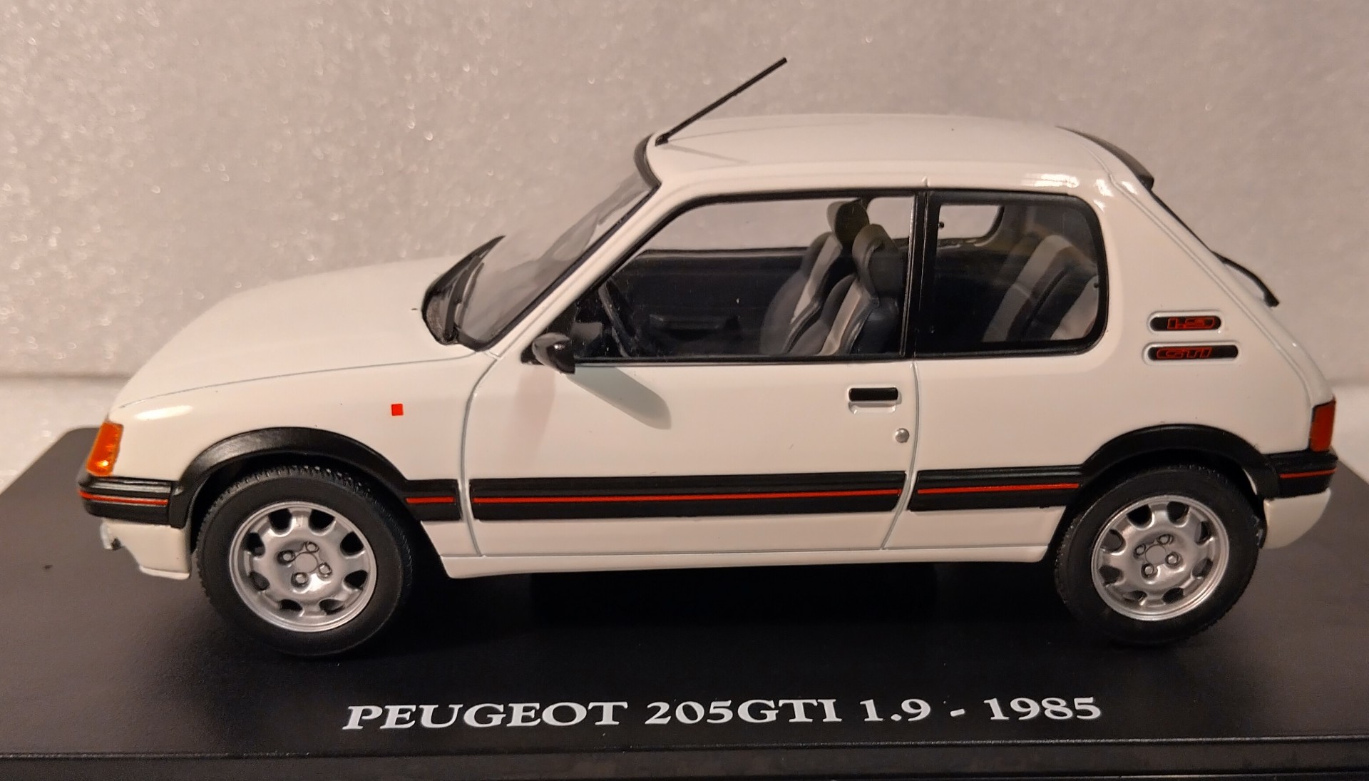 Pienoismalli Peugeot 205 1,9 GTI 1985 1/24