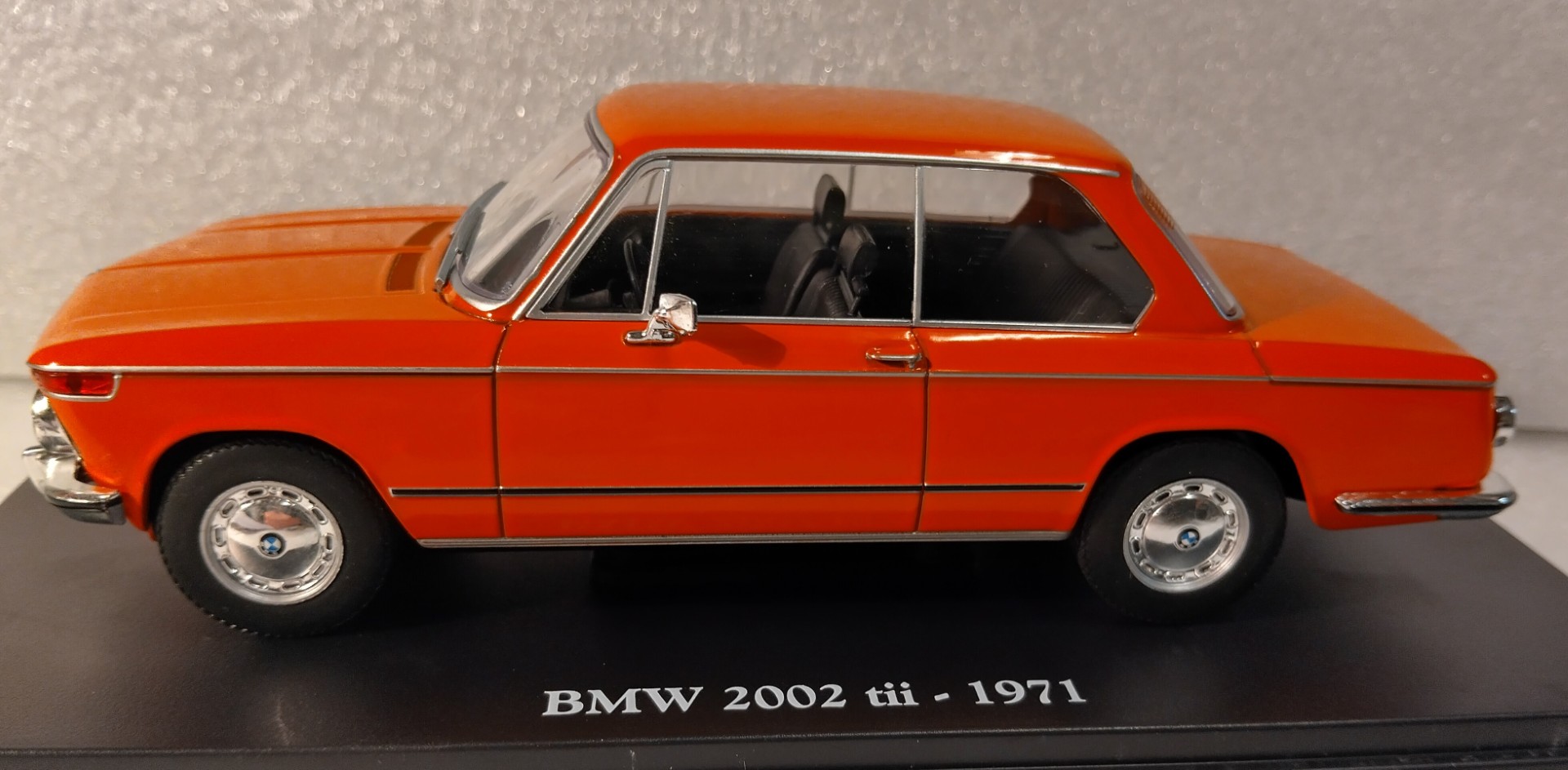 Pienoismalli BMW 2002tii 1971 1/24