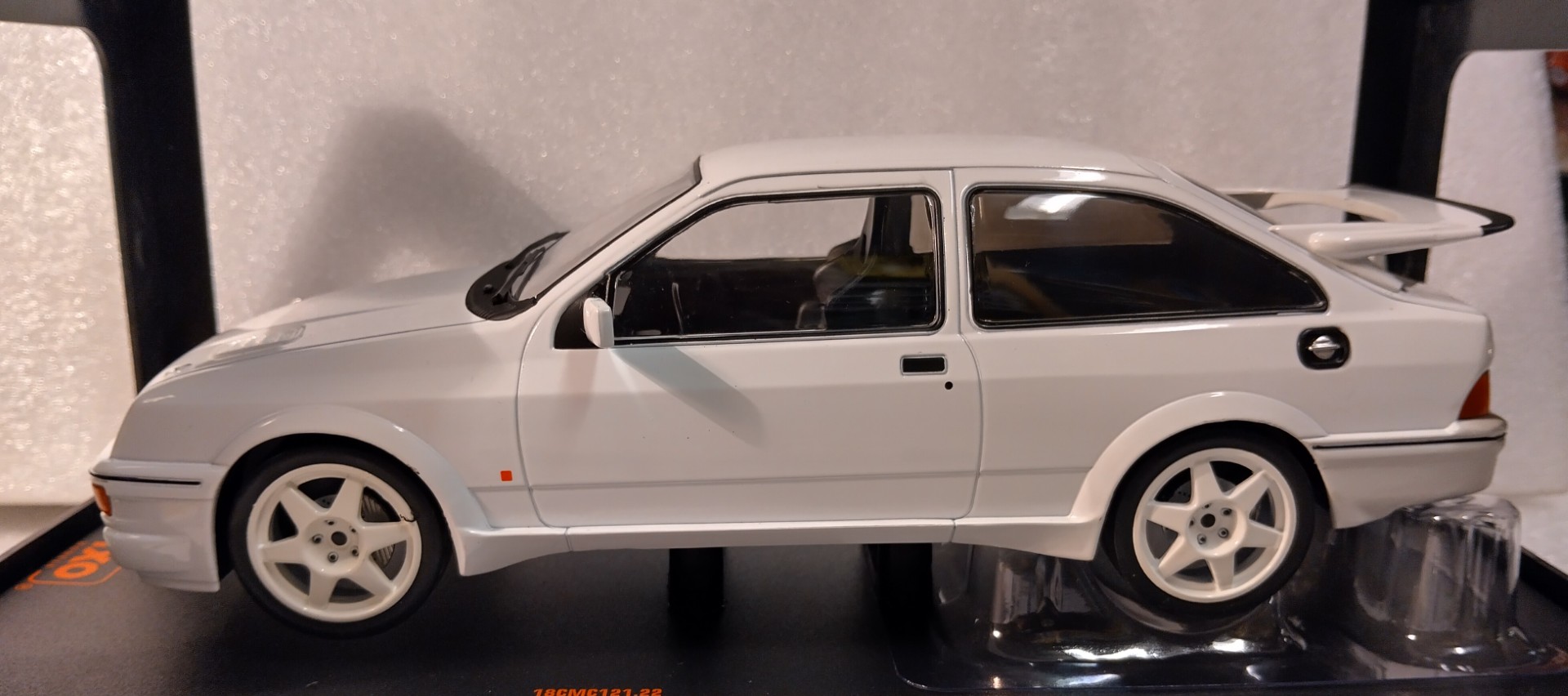 Pienoismalli Ford Sierra RS Cosworth 2D 1/18
