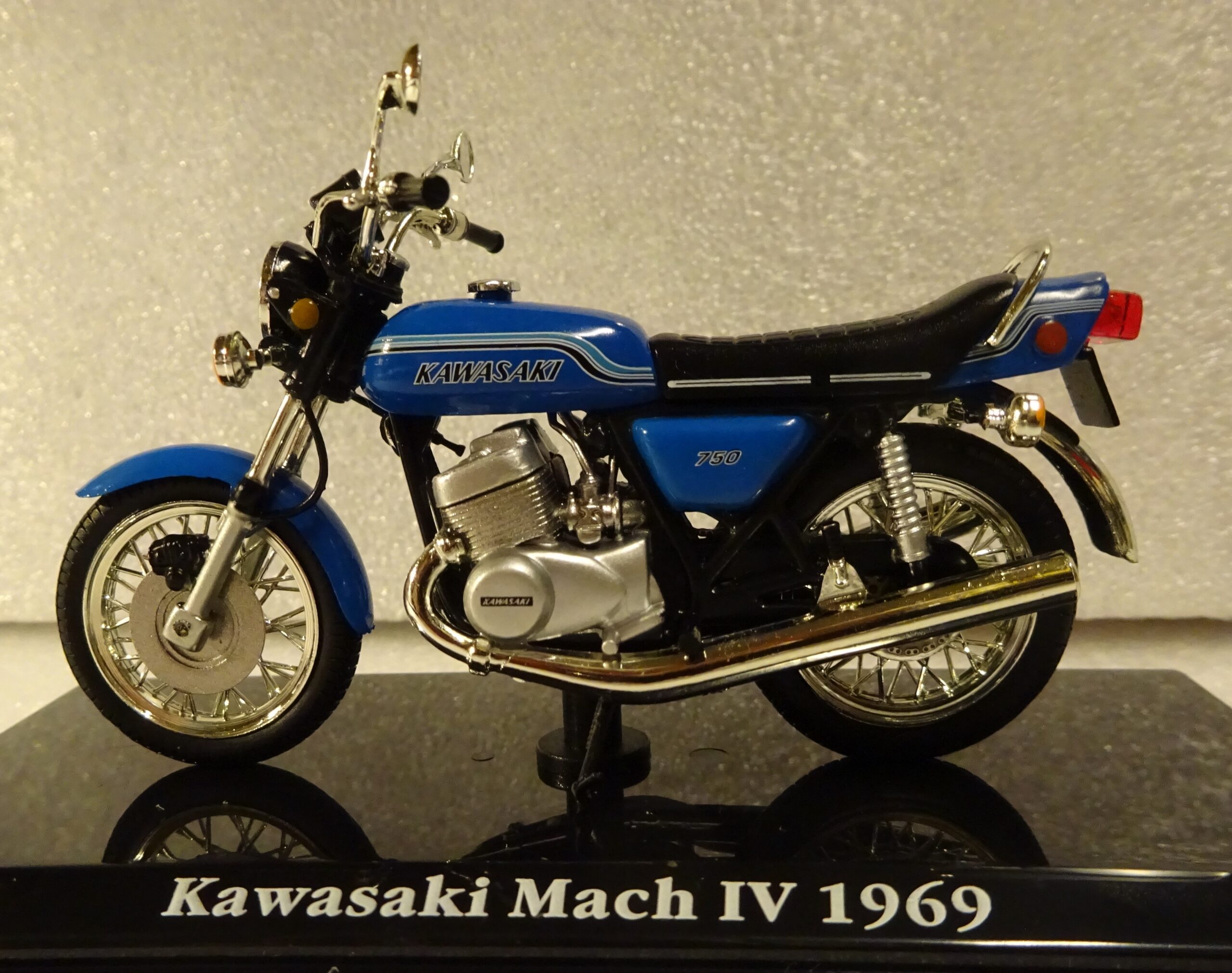 Pienoismalli Kawasaki Mach IV 1969