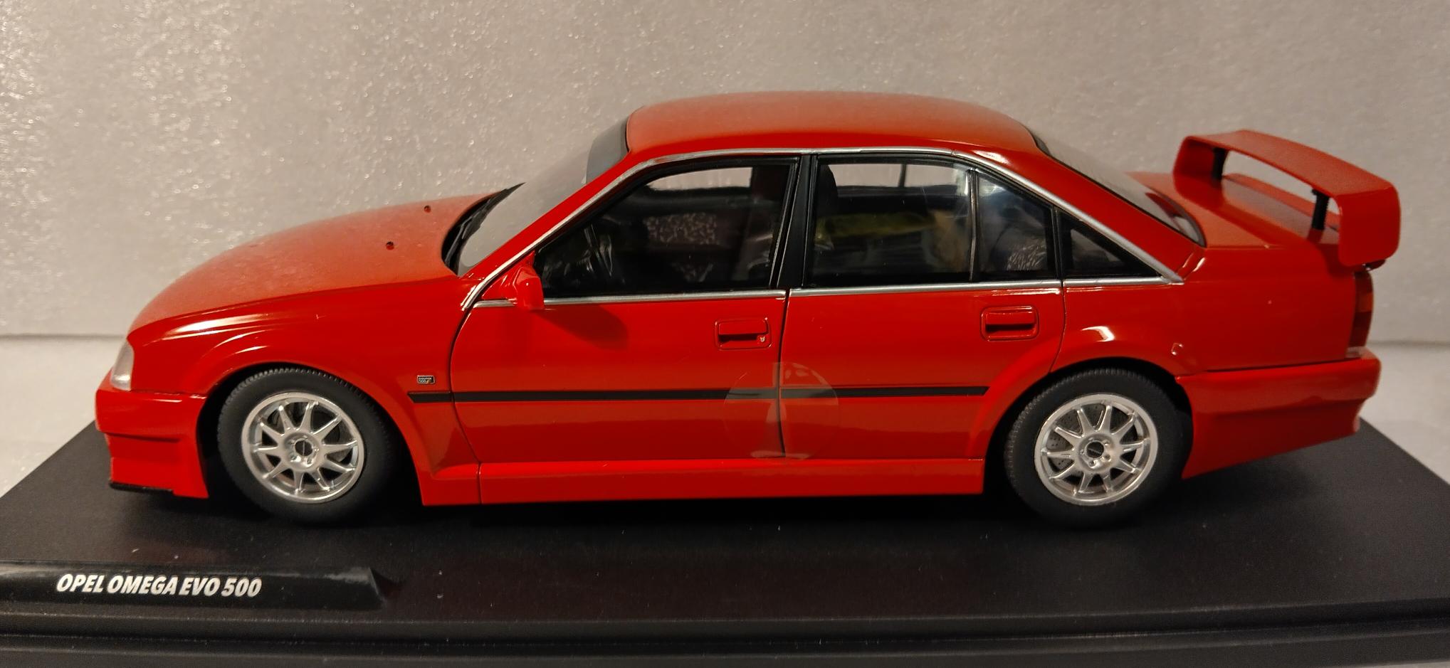Pienoismalli Opel Omega 3,0 24V 1990 1/18