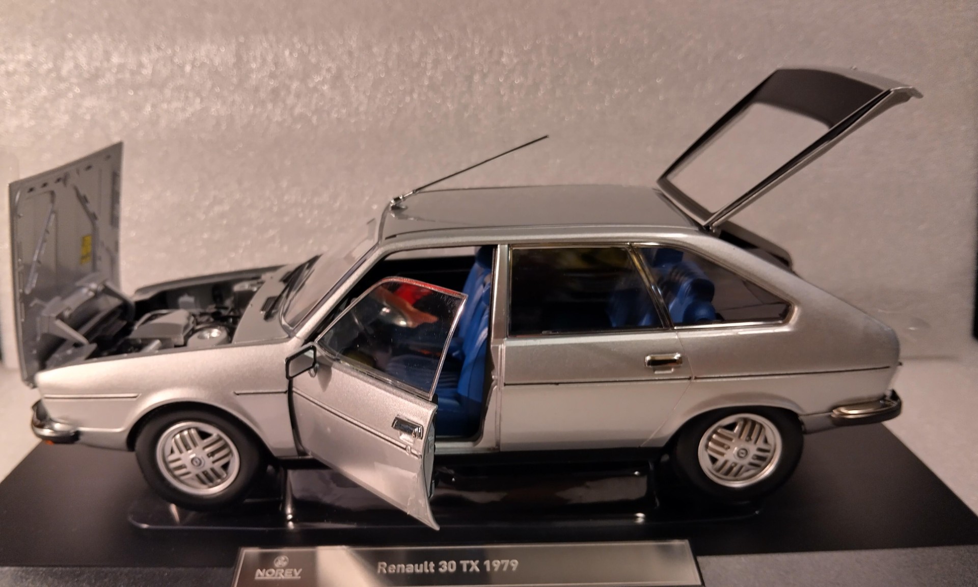 Pienoismalli Renault R30 TX 1979 1/18