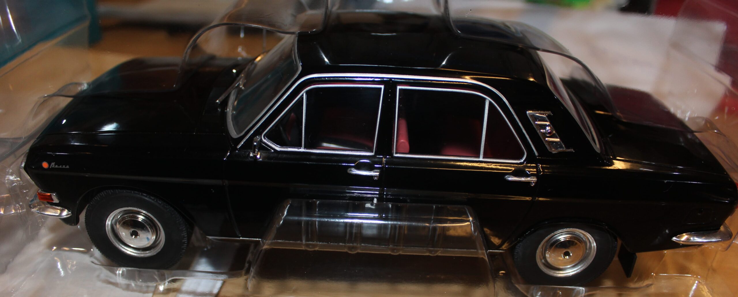 Pienoismalli GAZ Volga M24 1/18