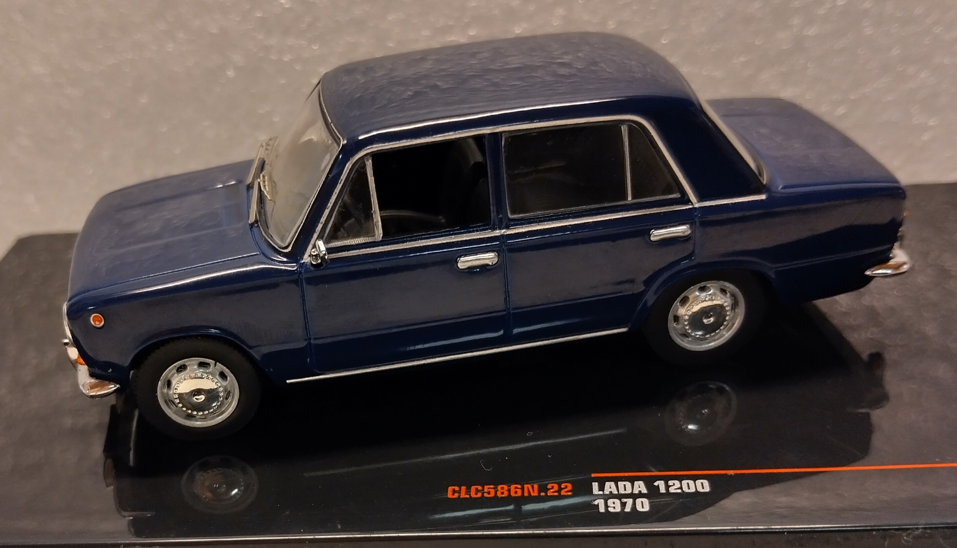 Pienoismalli Lada 1200 sin 1/43