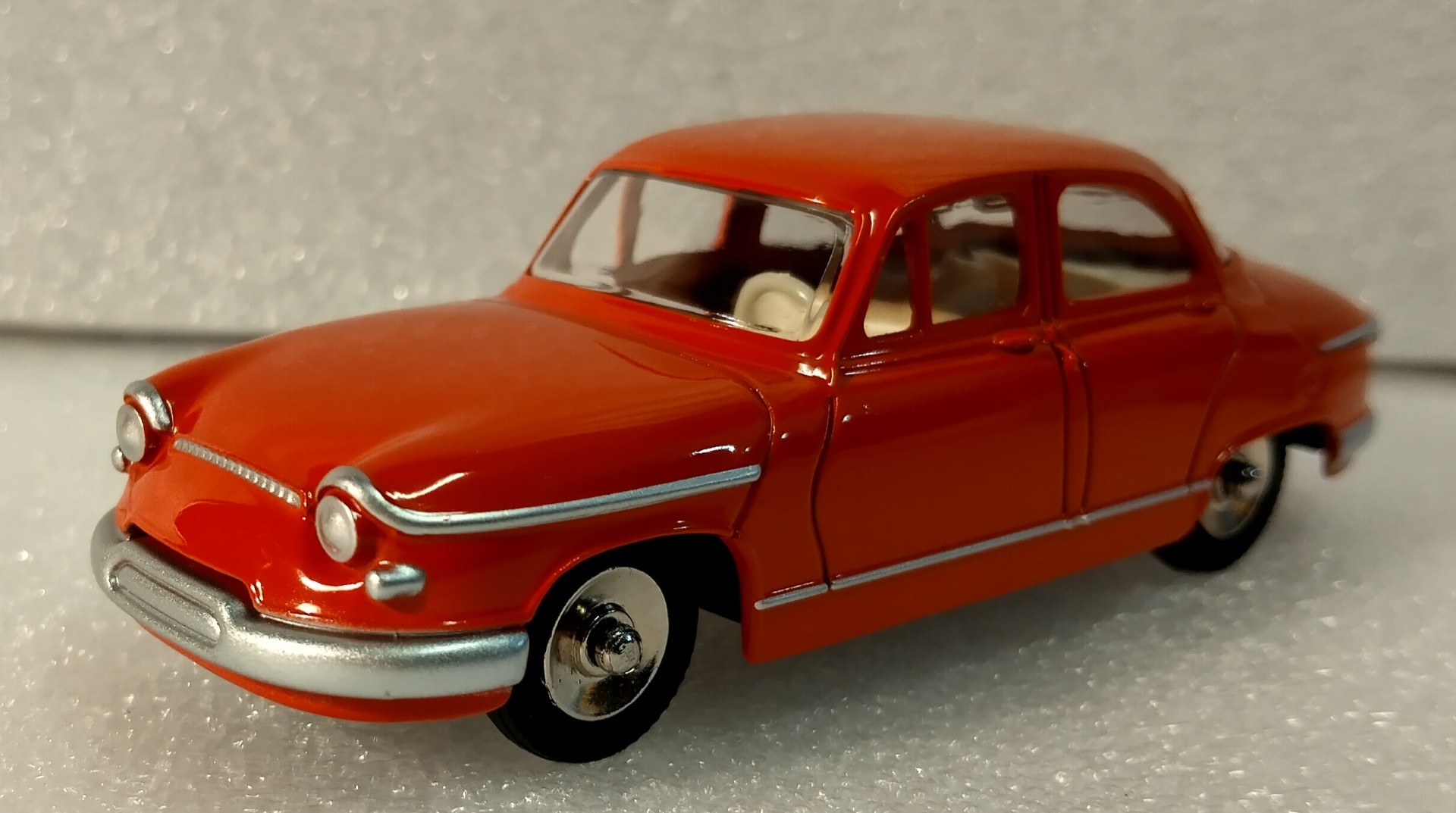 Pienoismalli Panhard PL 17