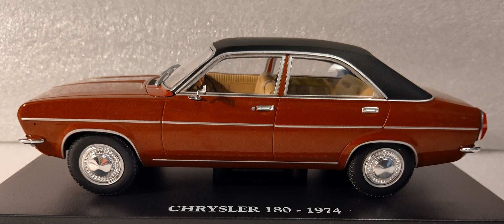 Pienoismalli Chrysler 180 1974 1/24