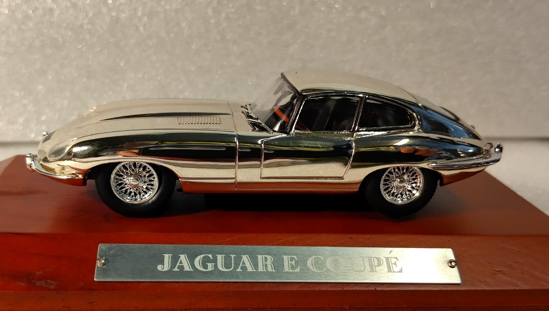 Pienoismalli Jaguar E-type 1961 1/43