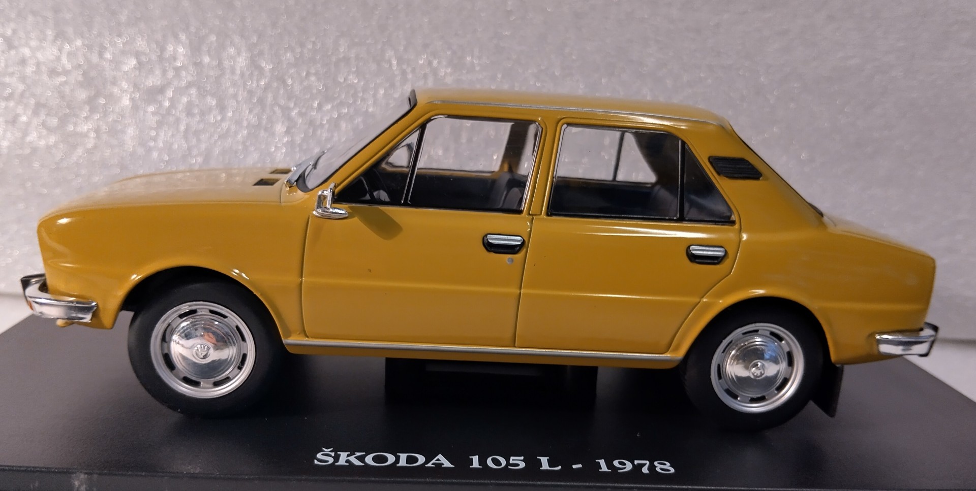 Pienoismalli Skoda 105 L 1978 1/24