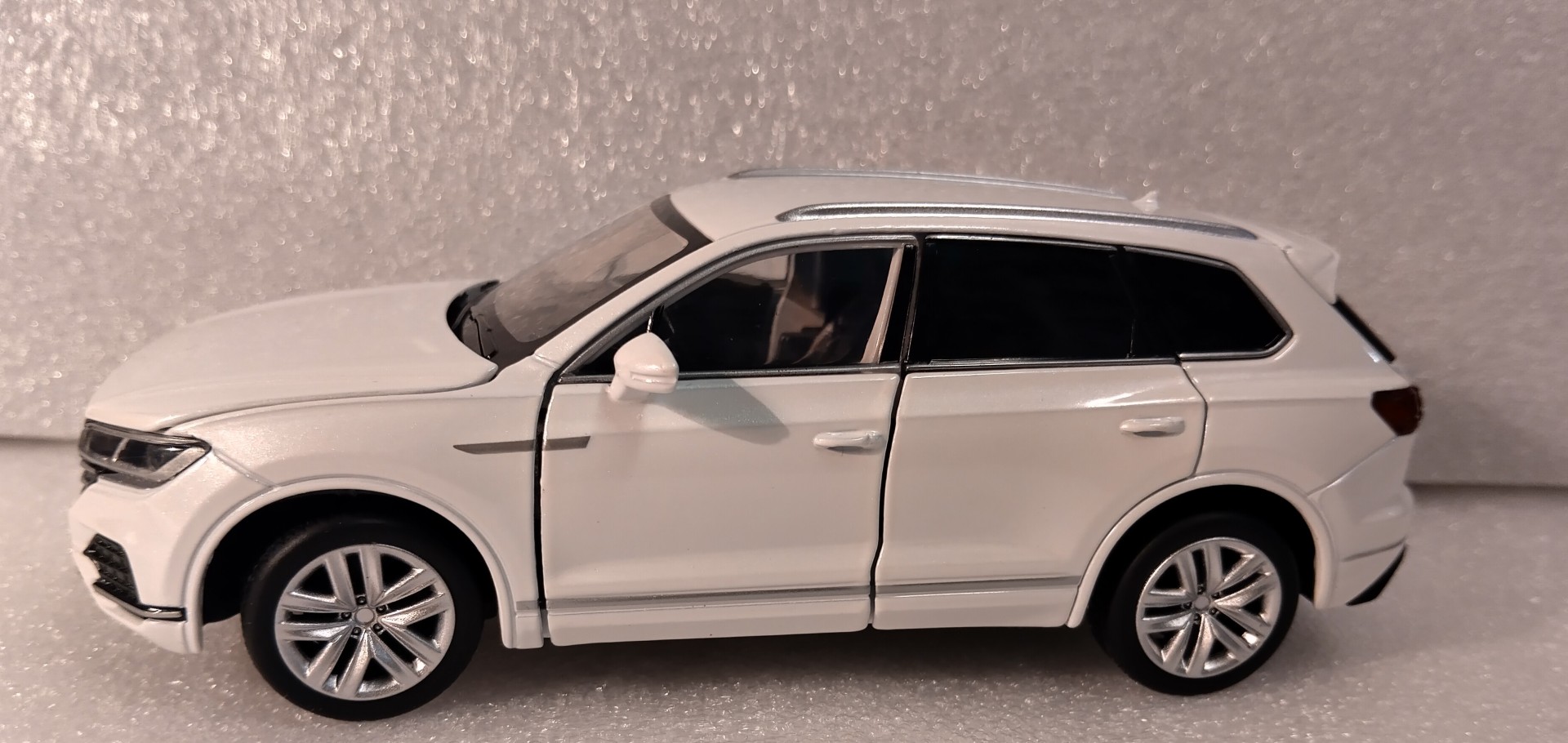 Pienoismalli VW Touareg 2014 1/32