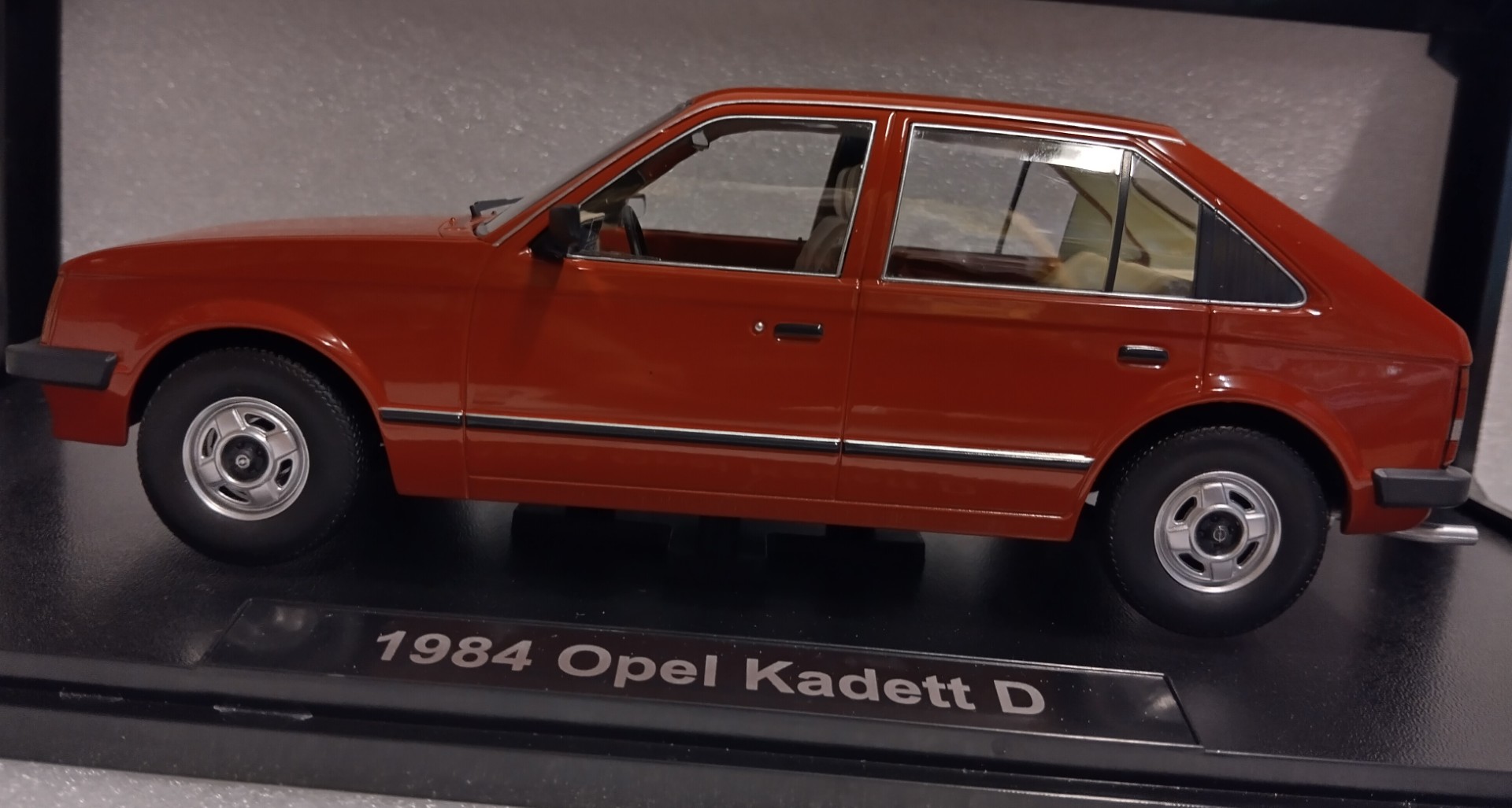 Pienoismalli Opel Kadett D 1984 1/18