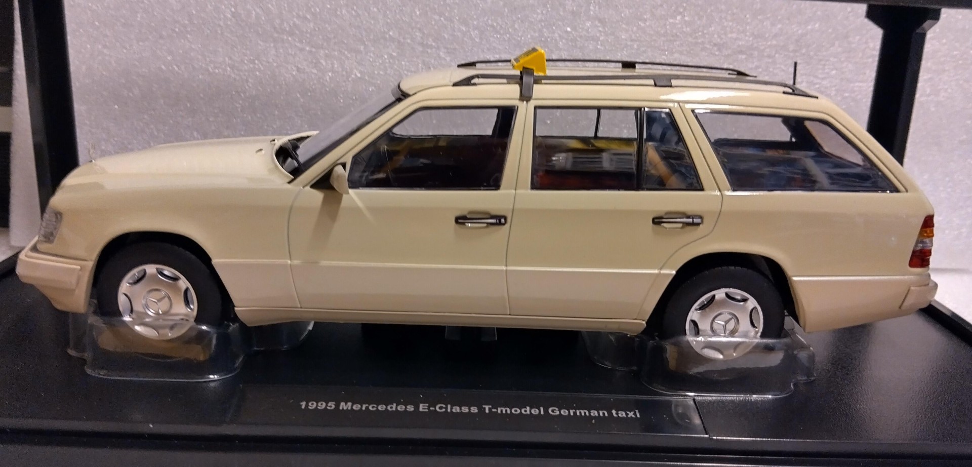 Pienoismalli Mercedes S124 Taxi 1/18