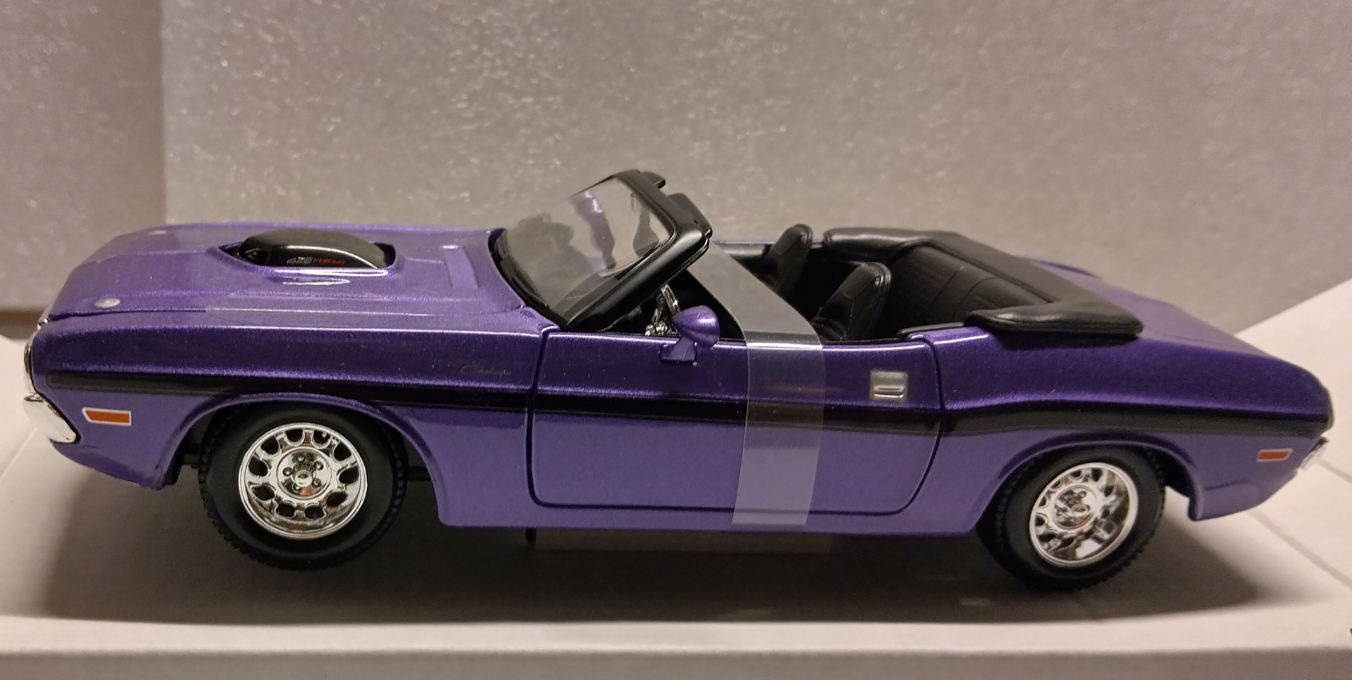 Pienoismalli Dodge Challenger R/T 426 Hemi avo 1/24