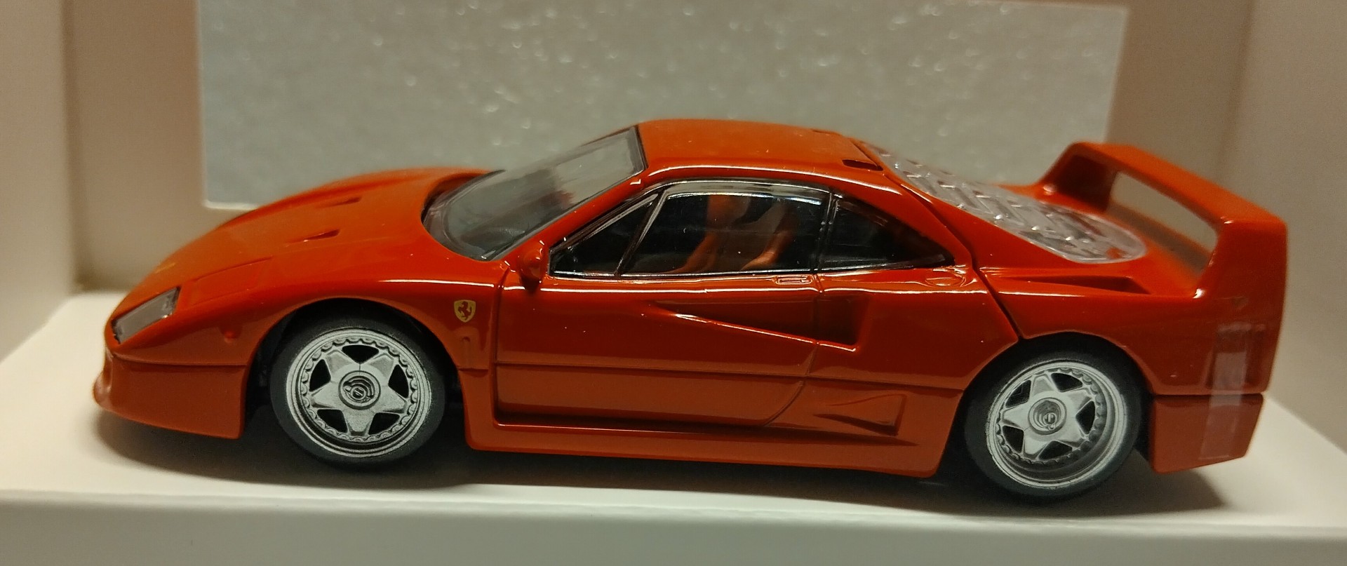 Pienoismalli Ferrari F40 1987 1/43