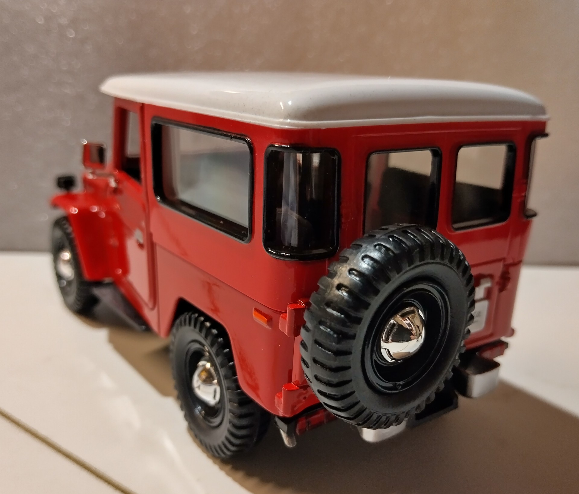 Pienoismalli Toyota Land Cruiser FJ40