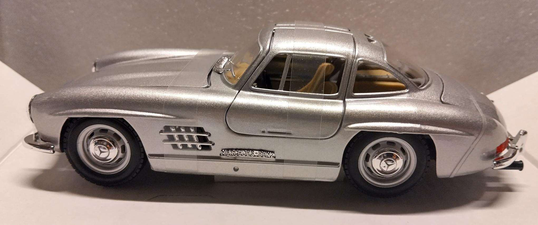 Pienoismalli Mercedes W198 300 SL 1/24